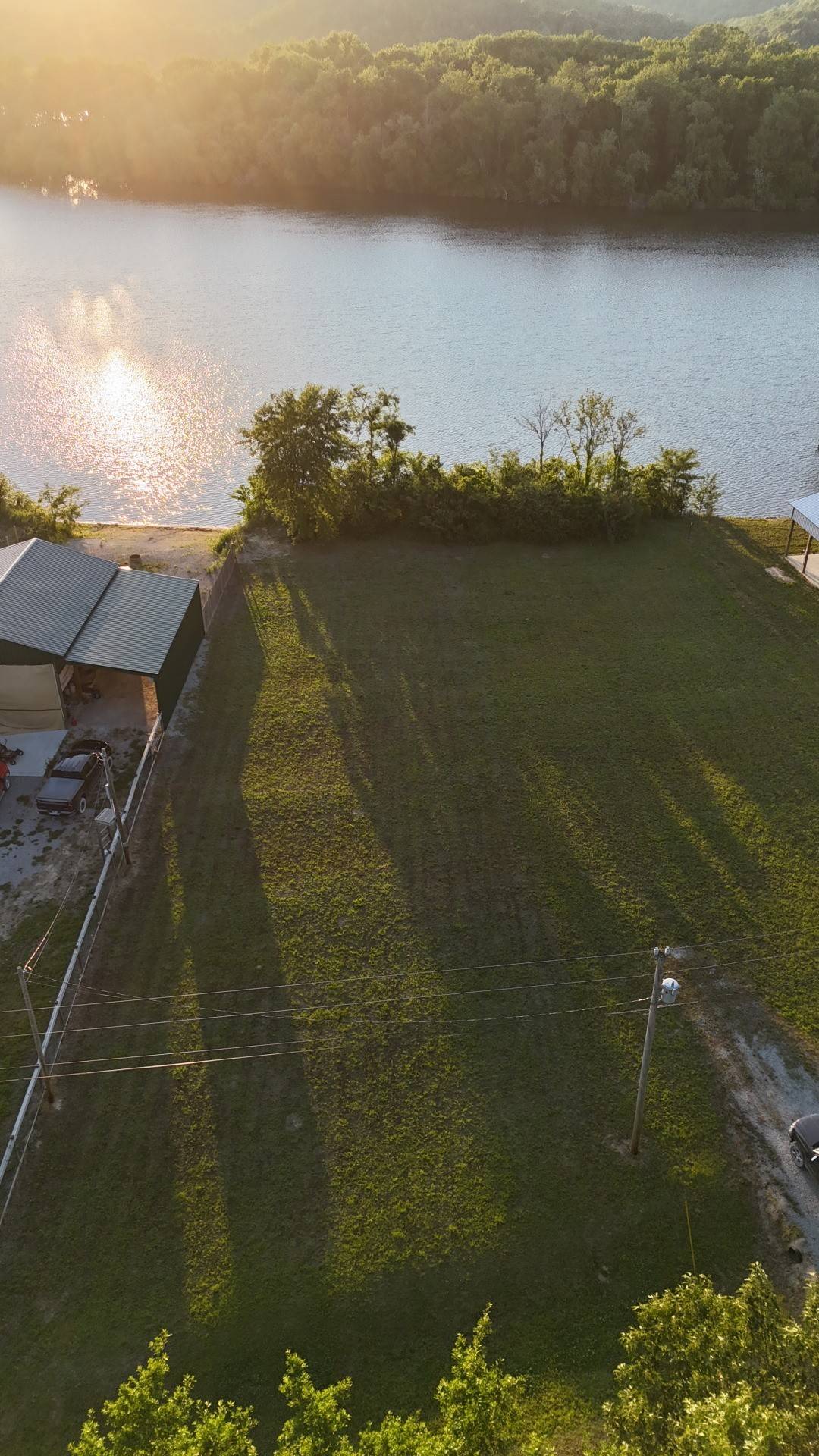 2825 Hardin Bottom River Rd, Clifton, TN 38425