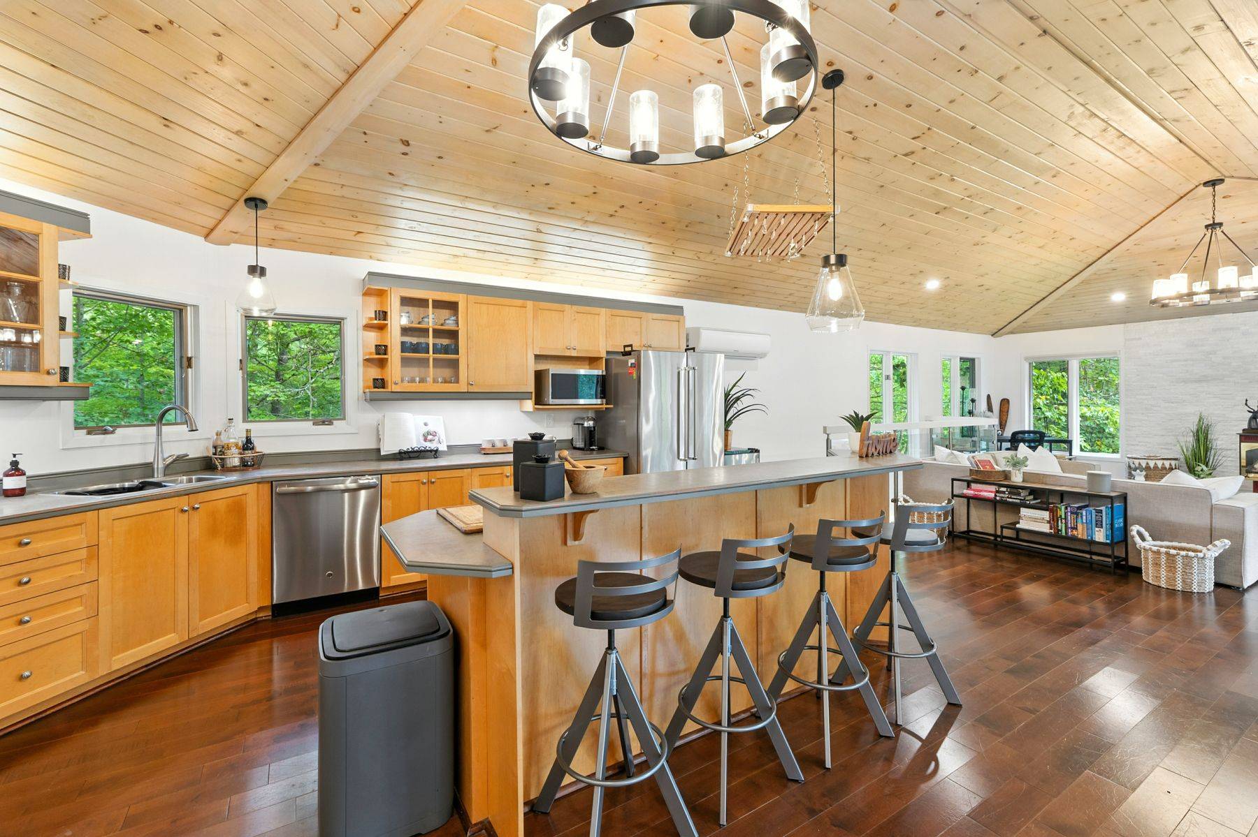 1060 North Kahshe Lake RD, Gravenhurst, ON P0E 1G0