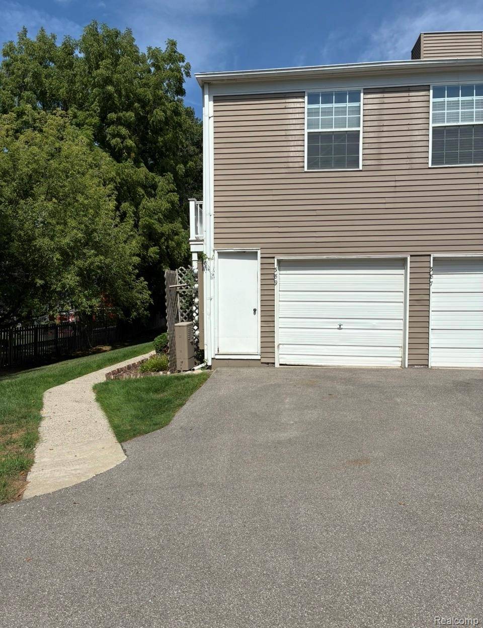 389 Neptune DR #208, Walled Lake, MI 48390
