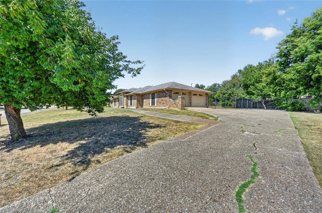 1226 Ranch Valley Drive, Desoto, TX 75115