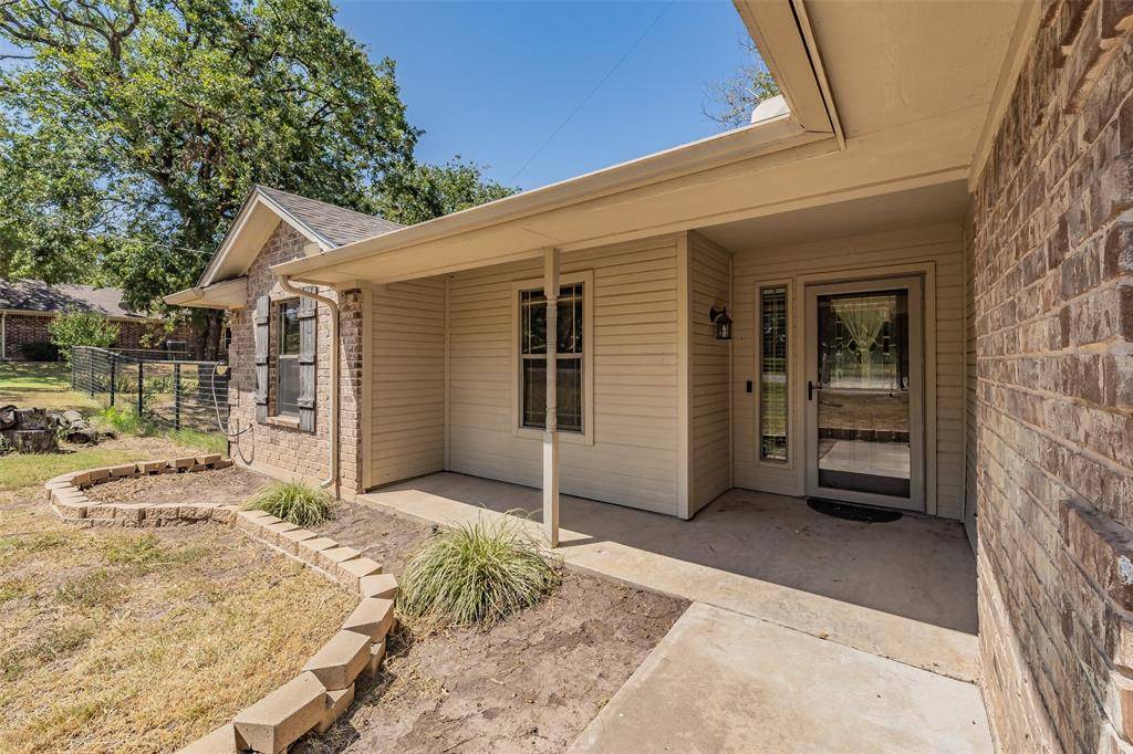 115 Pleasant Oaks Lane, Springtown, TX 76082