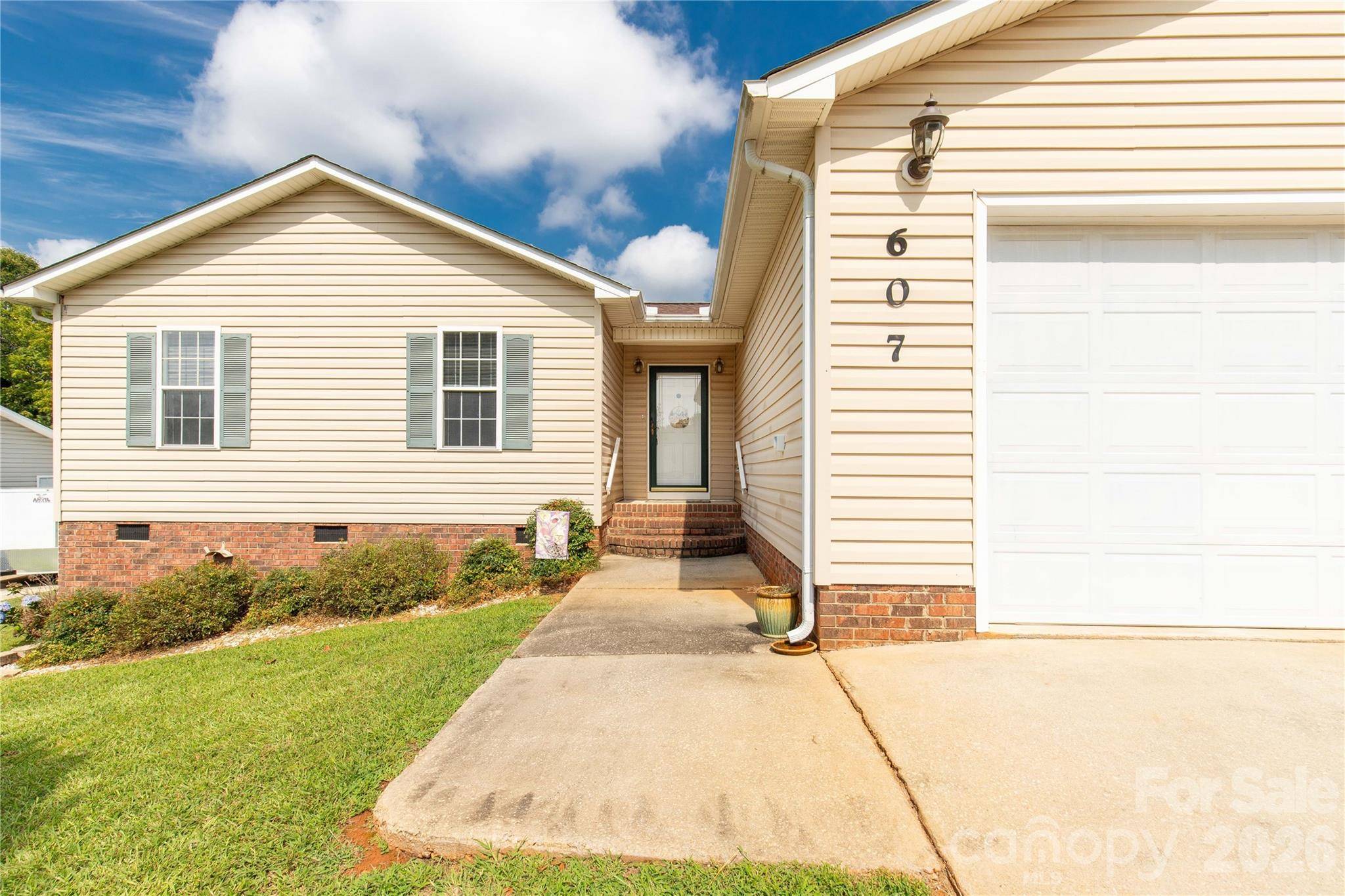 607 Helms DR, Lowell, NC 28098