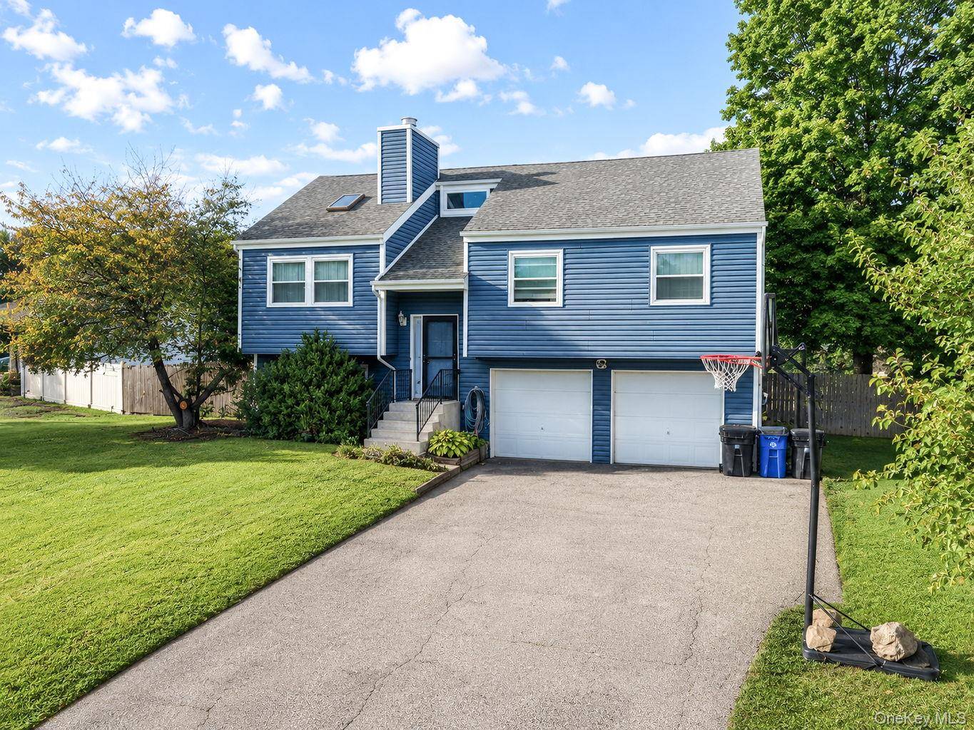 210 Dairy LN, New Windsor, NY 12553