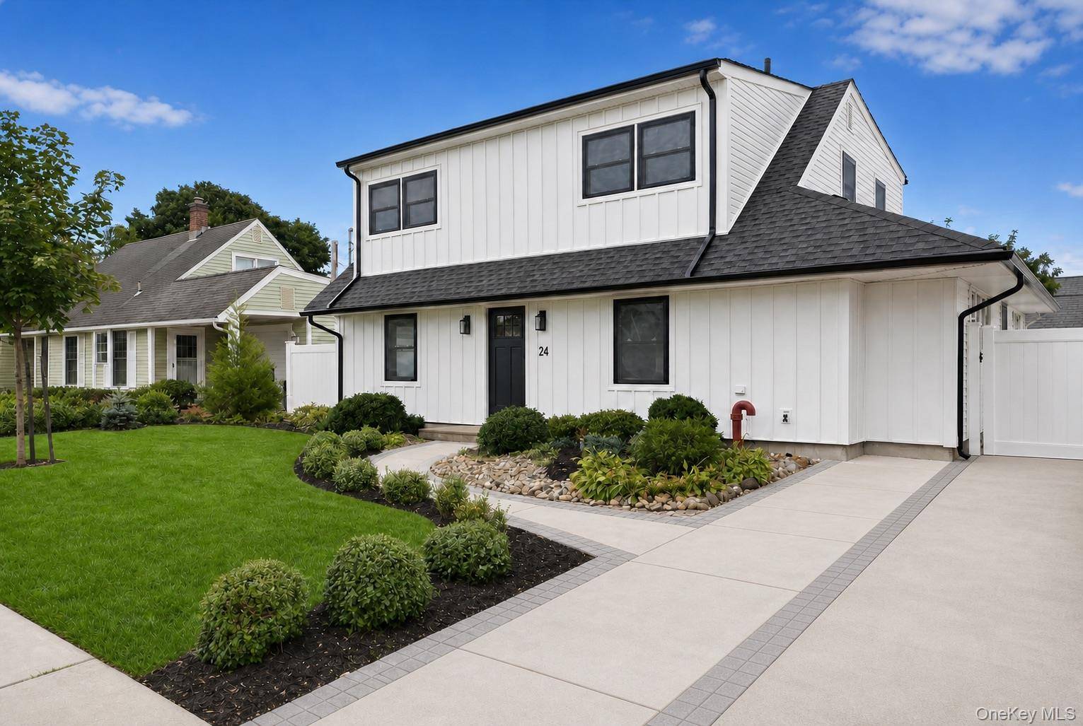 24 Crag LN, Levittown, NY 11756
