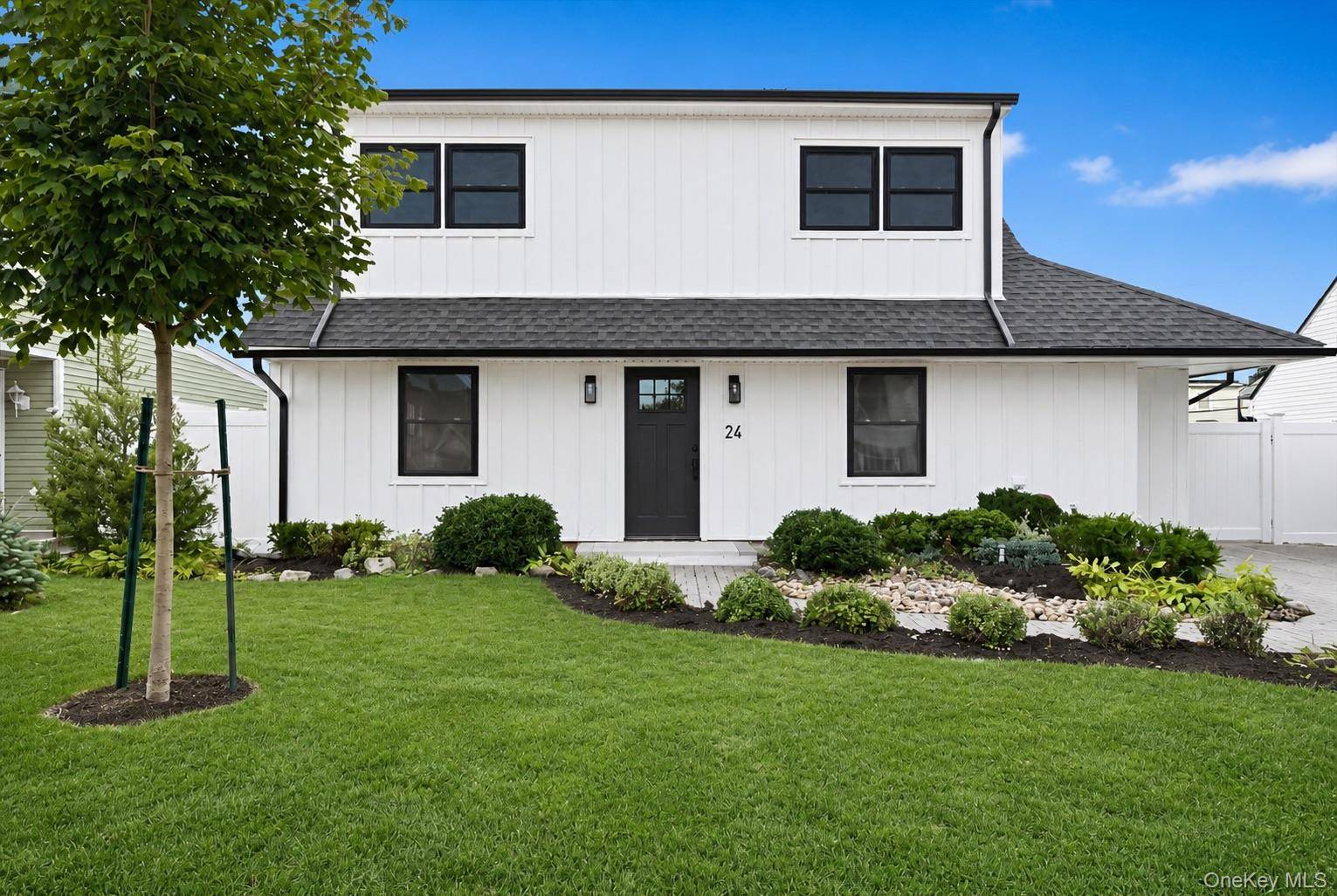 24 Crag LN, Levittown, NY 11756