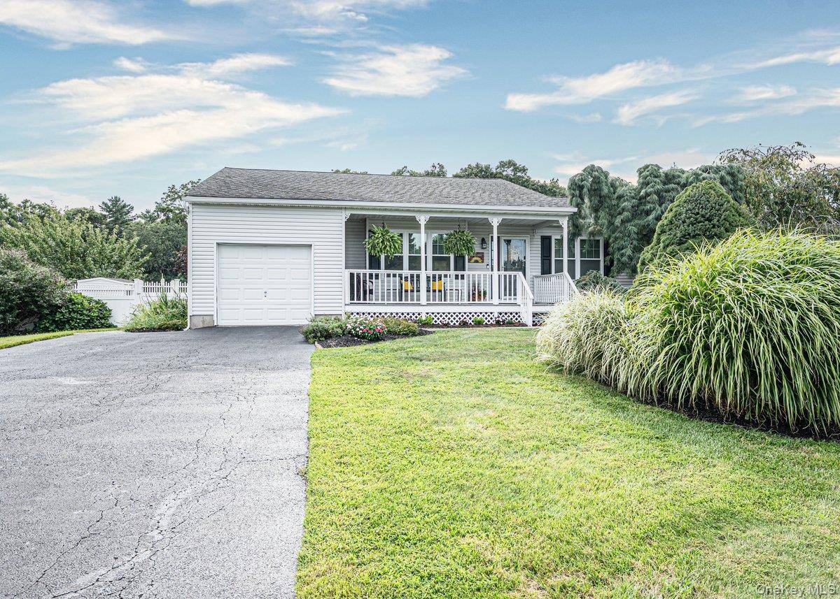 39 Creekside DR, Middle Island, NY 11953