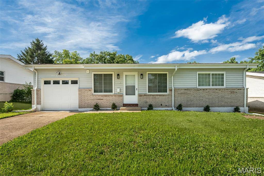 2252 Luxmore DR, St Louis, MO 63136