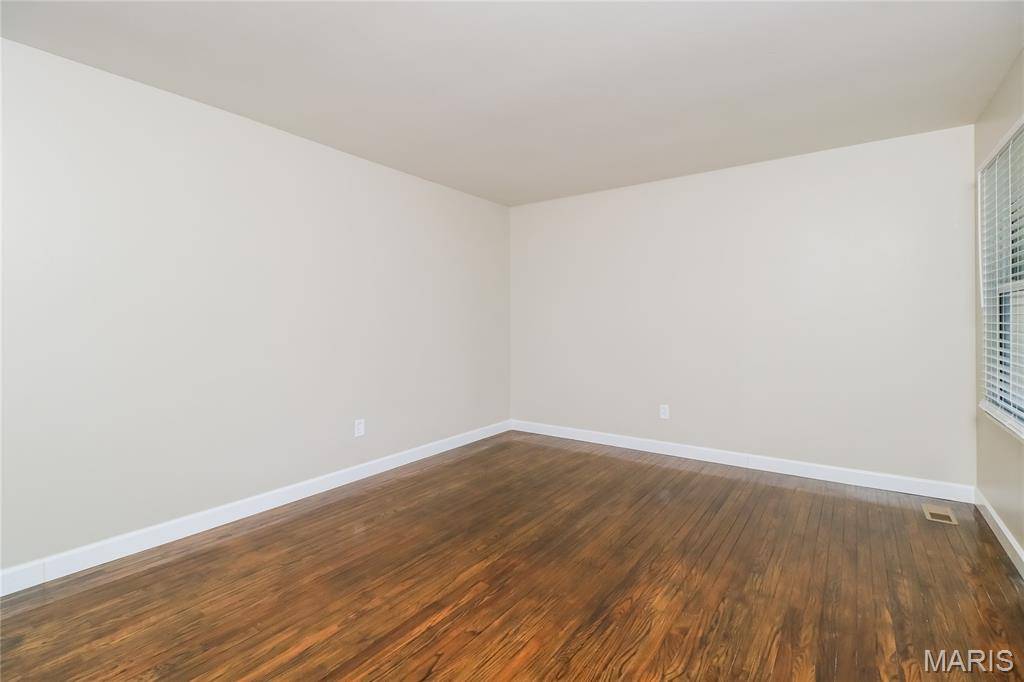 1030 Lees LN, Florissant, MO 63031
