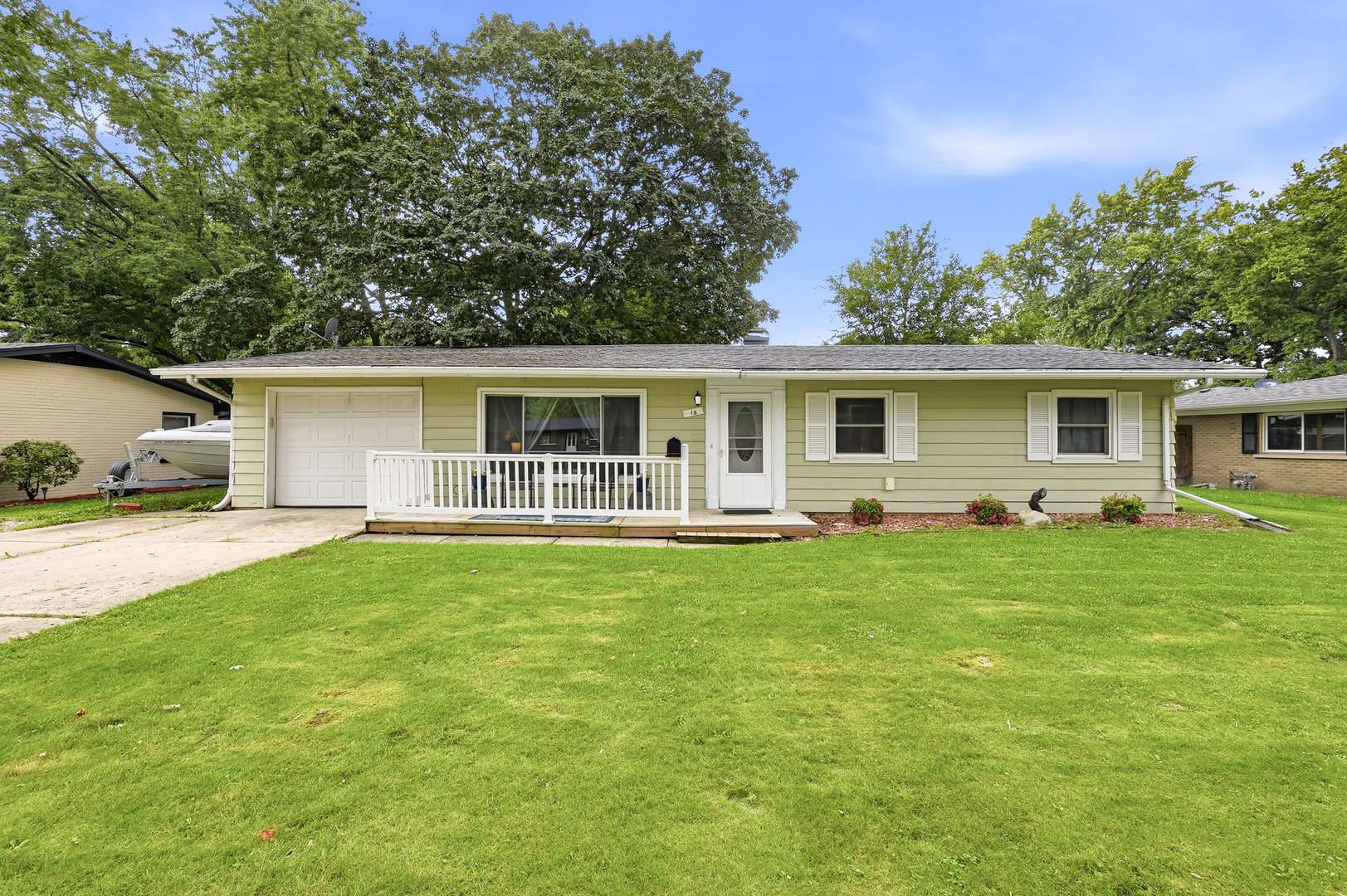16 Greenbriar DR, Montgomery, IL 60538