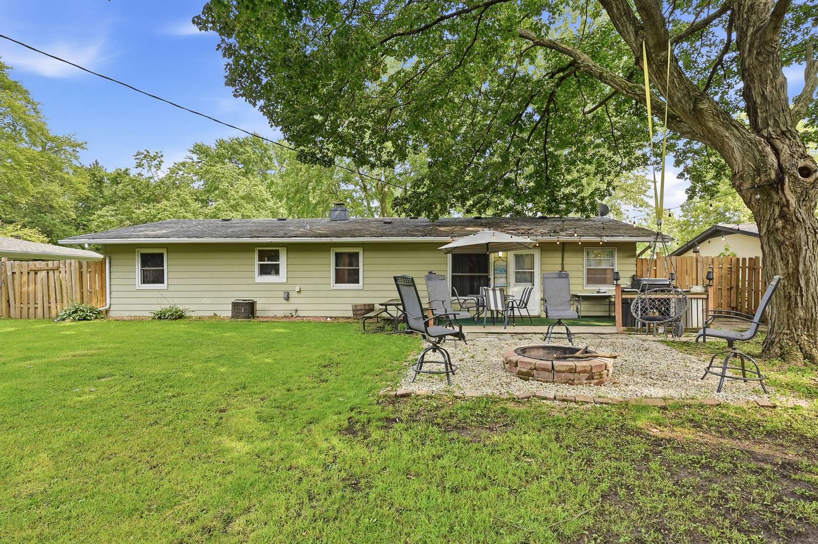 16 Greenbriar DR, Montgomery, IL 60538