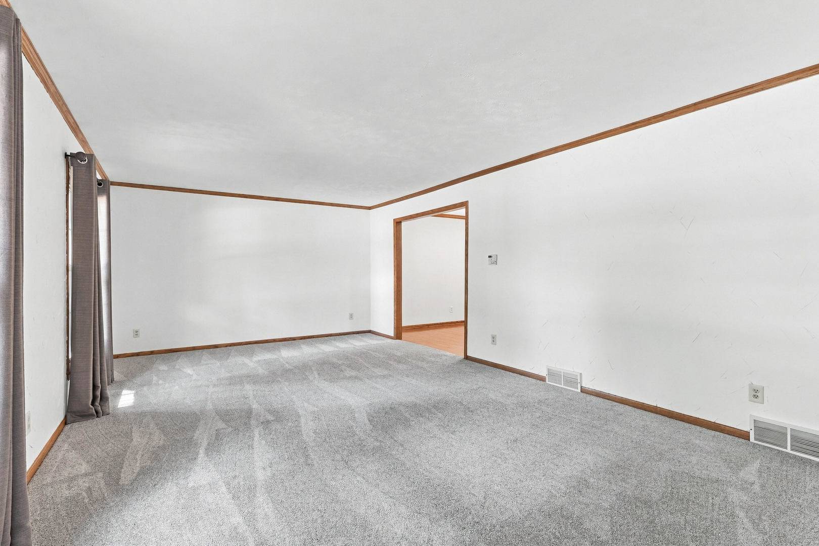 702 W Iowa ST, Eldridge, IA 52748