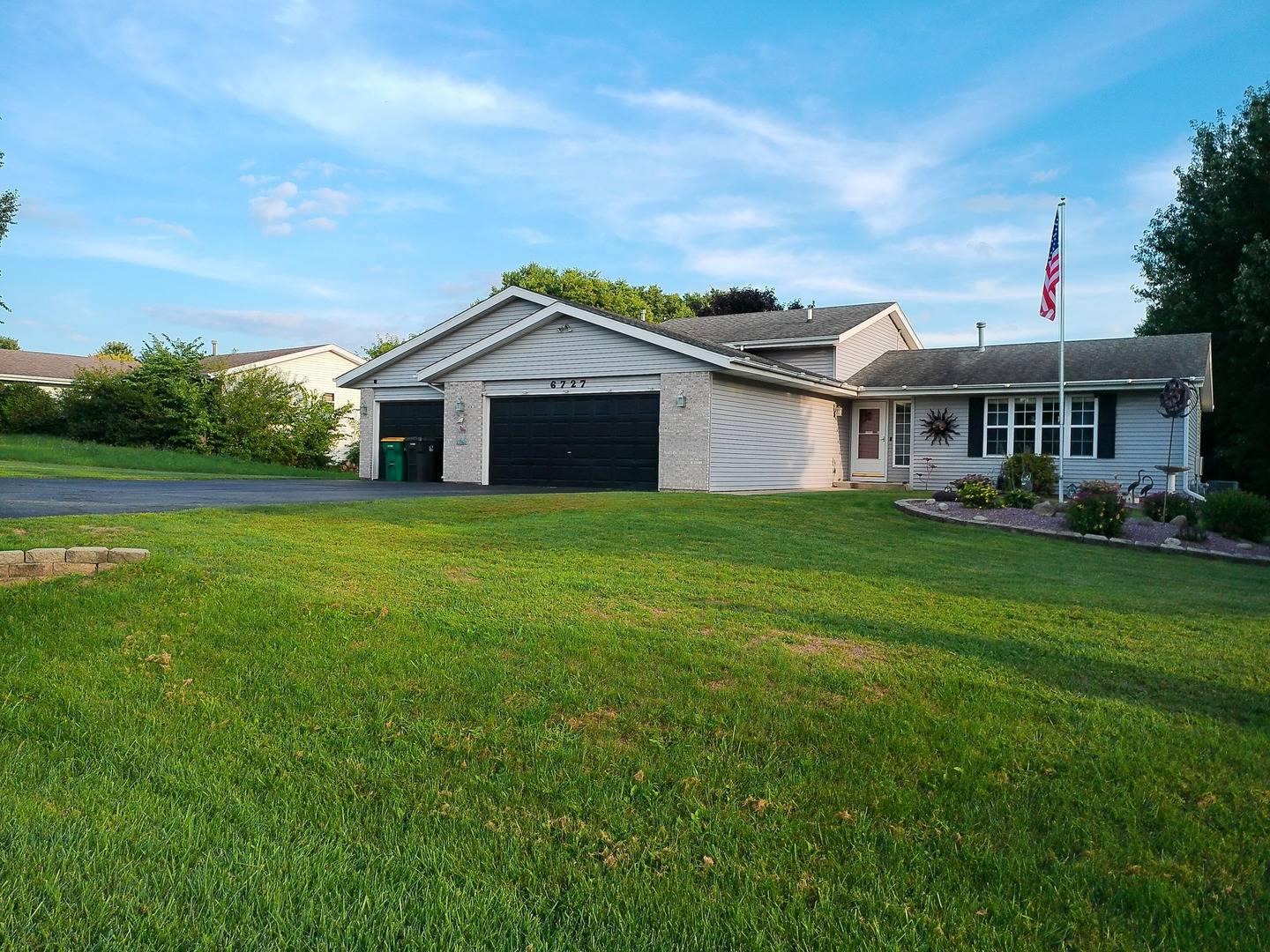 6727 Sawmill DR, Roscoe, IL 61073