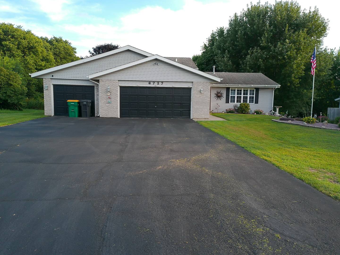 6727 Sawmill DR, Roscoe, IL 61073