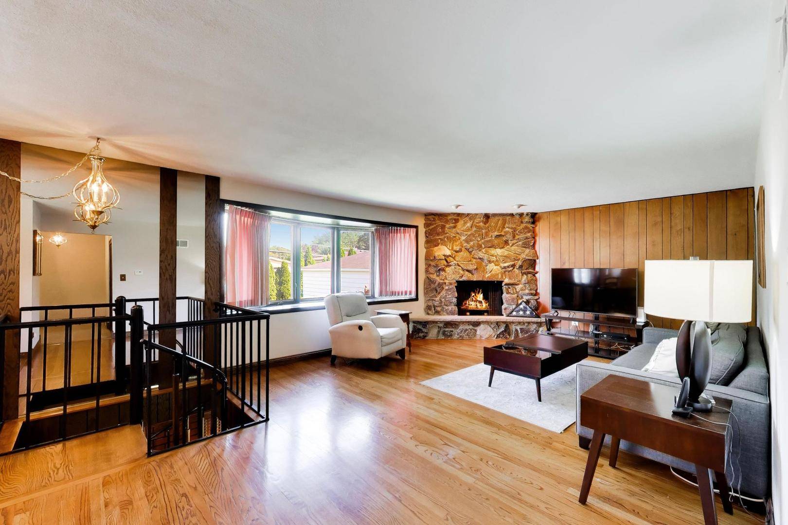 704 W Lonnquist BLVD, Mount Prospect, IL 60056