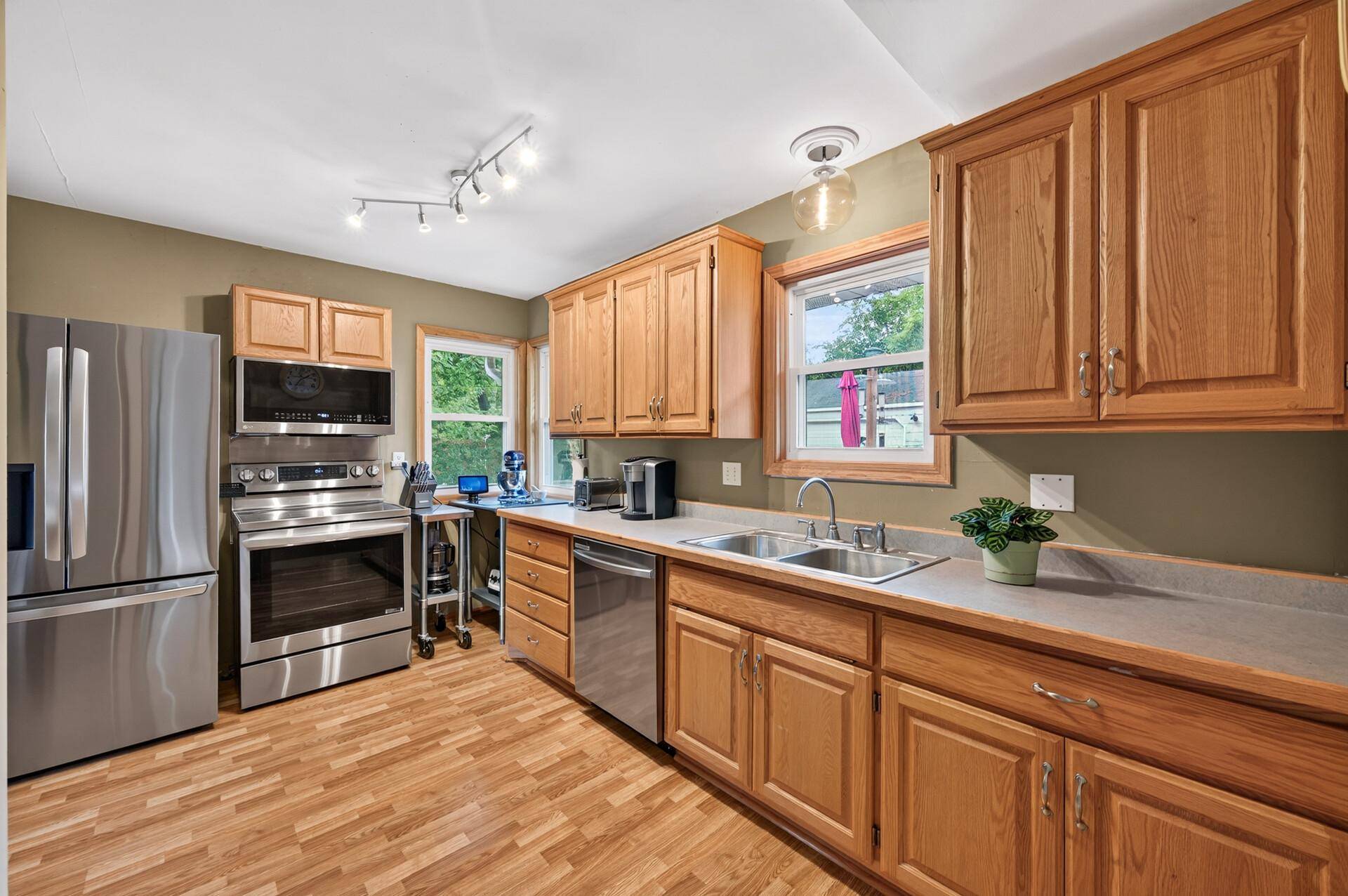 1684 Long Lake RD, New Brighton, MN 55112