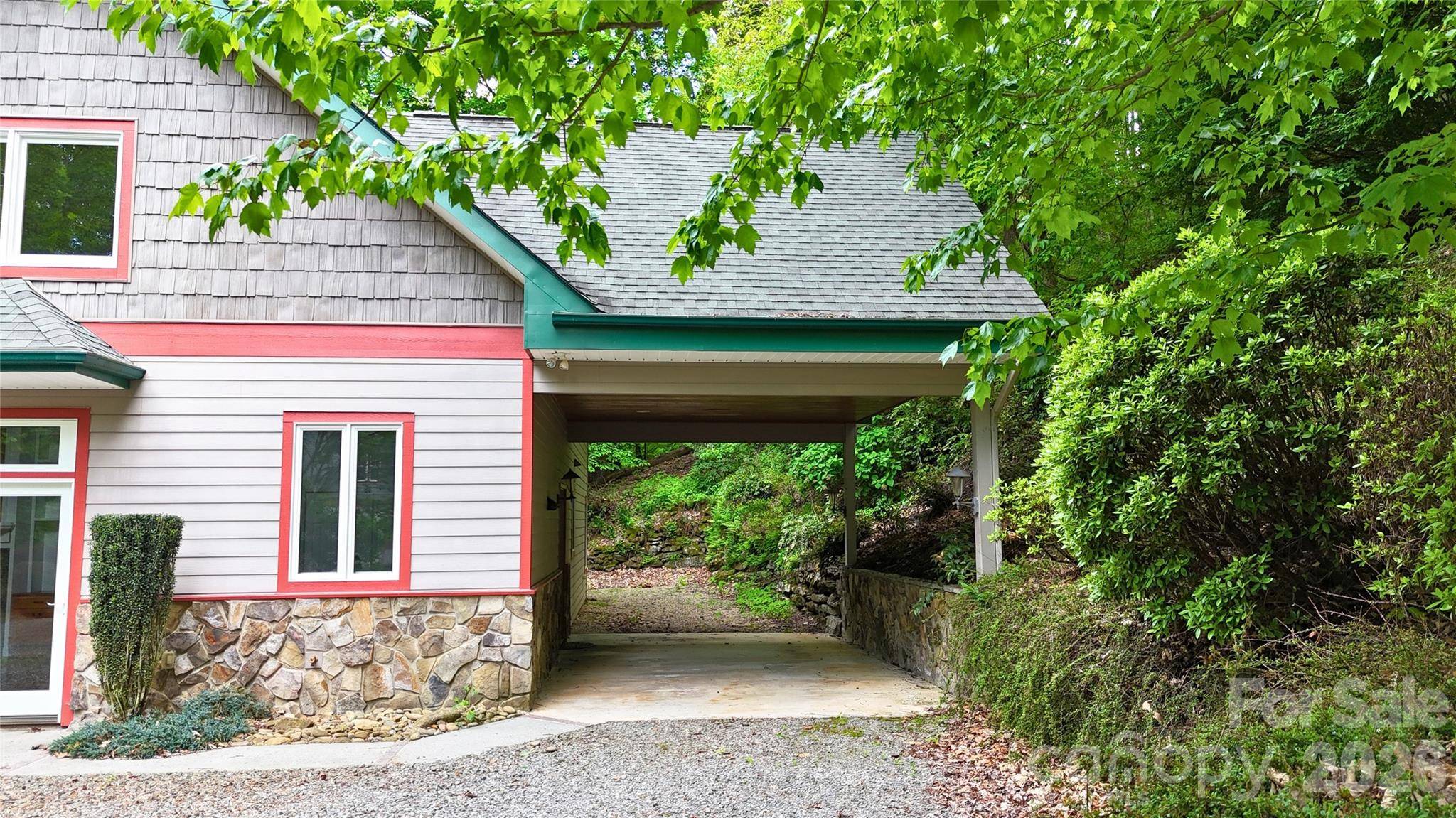 905 Old Fiddle RD, Waynesville, NC 28786