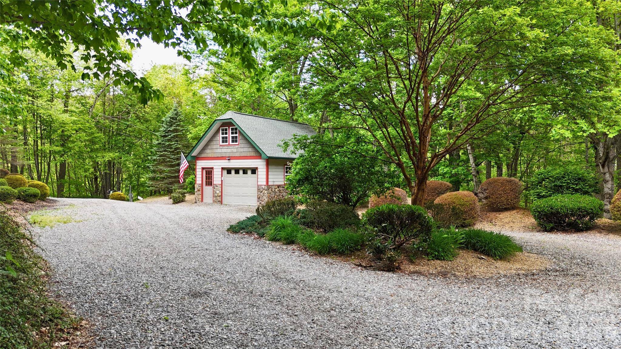 905 Old Fiddle RD, Waynesville, NC 28786