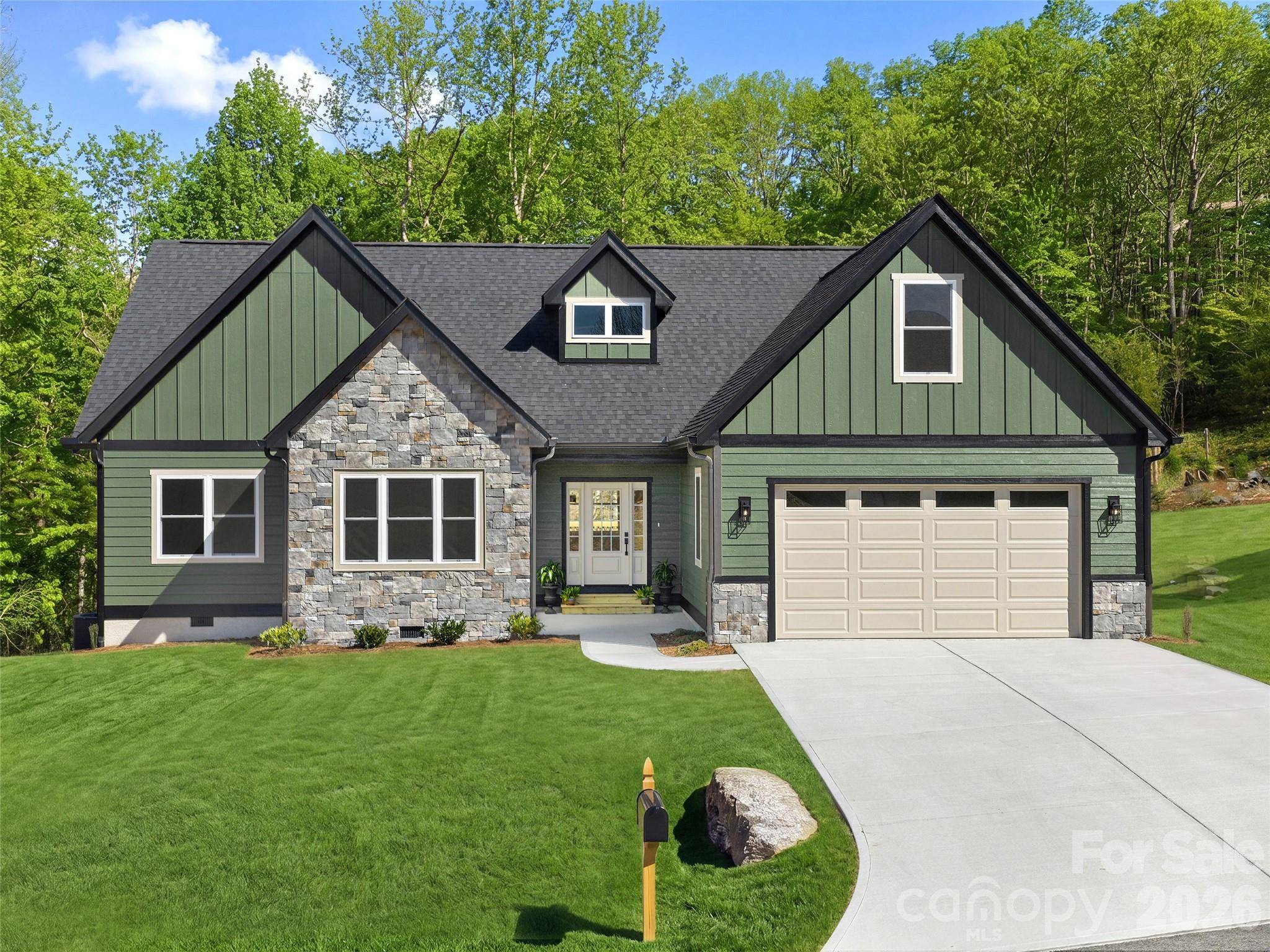 399 Crystal Heights DR, Hendersonville, NC 28739