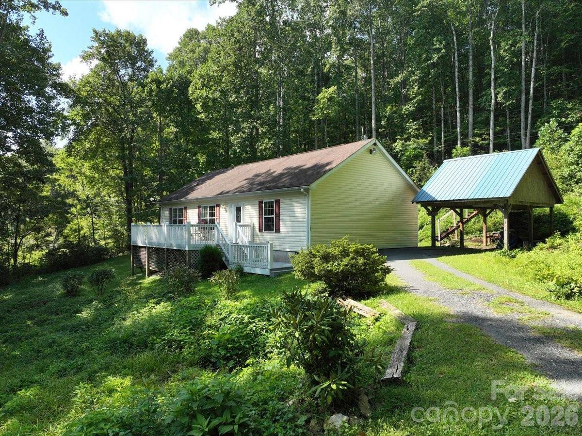 195 Banjo Branch RD, Burnsville, NC 28714