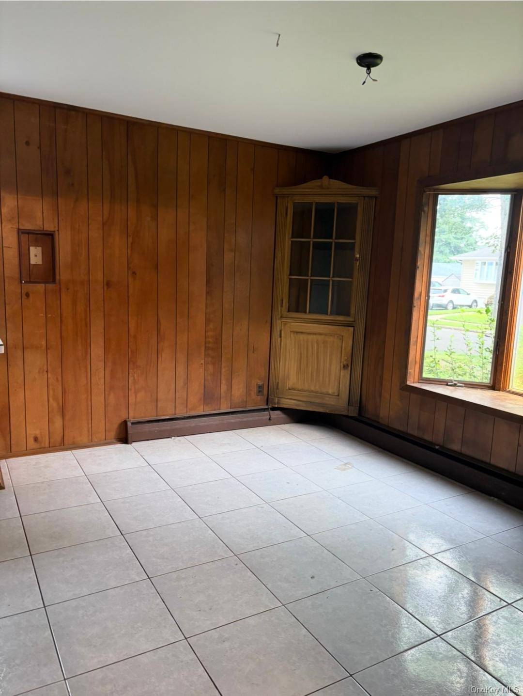 1 Cherokee ST, Massapequa, NY 11758