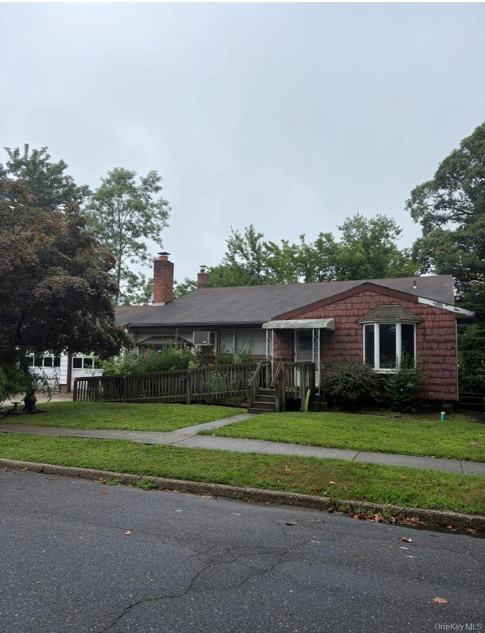 1 Cherokee ST, Massapequa, NY 11758
