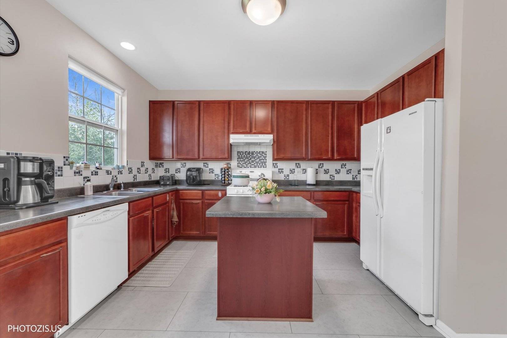 1689 W Turtle Creek LN, Round Lake, IL 60073