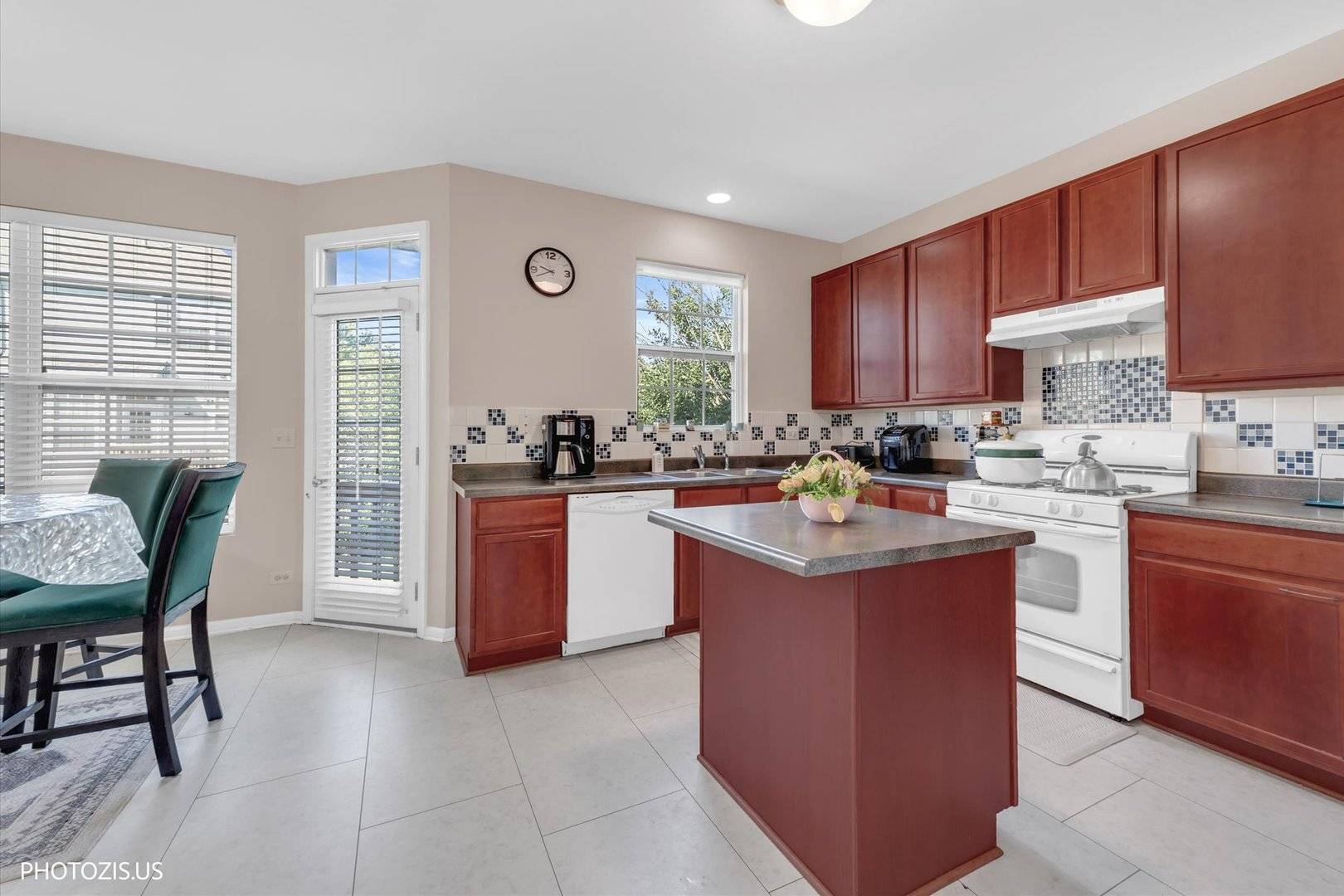 1689 W Turtle Creek LN, Round Lake, IL 60073