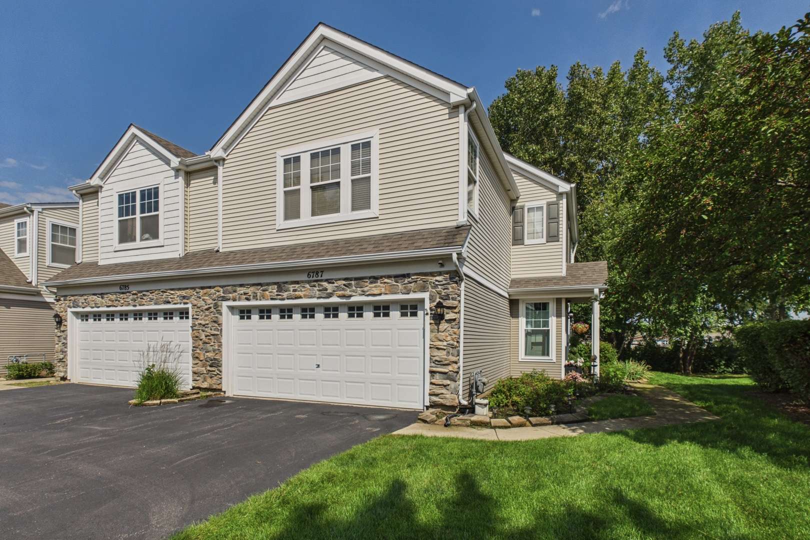 6787 Slate DR, Carpentersville, IL 60110