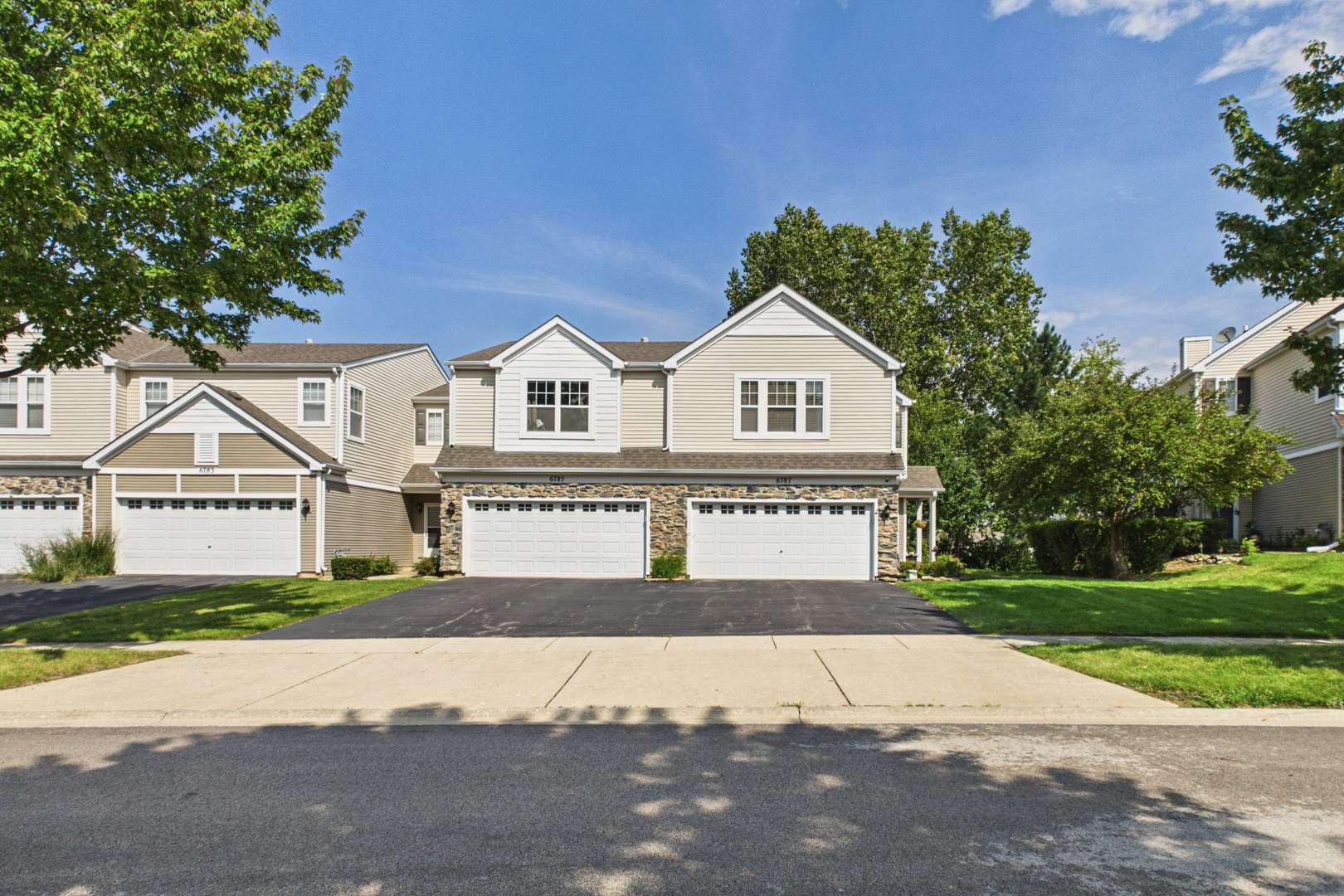 6787 Slate DR, Carpentersville, IL 60110