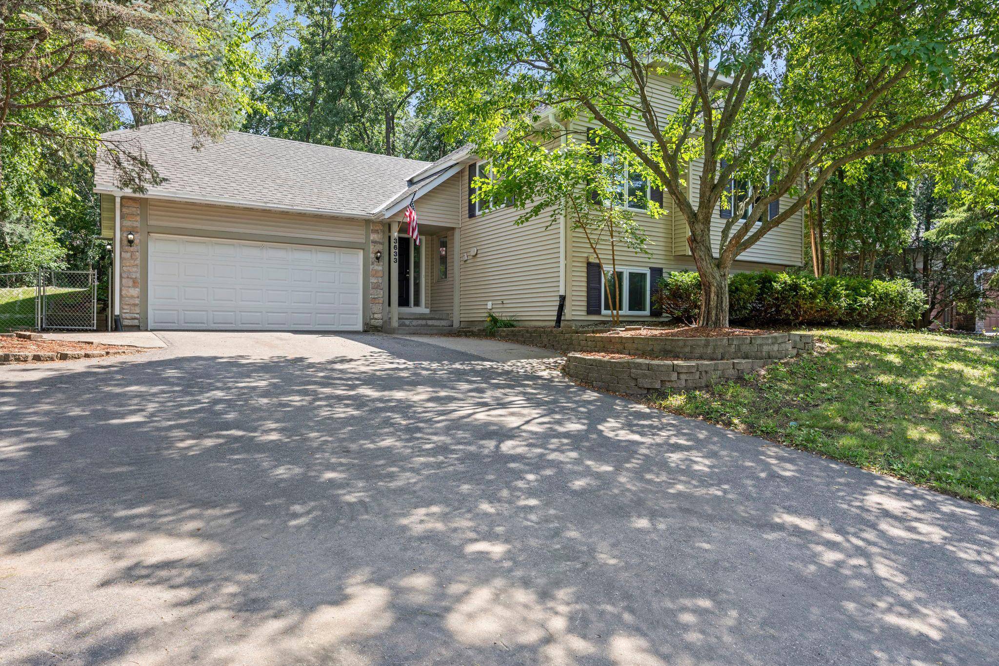 3633 Windtree DR, Eagan, MN 55123