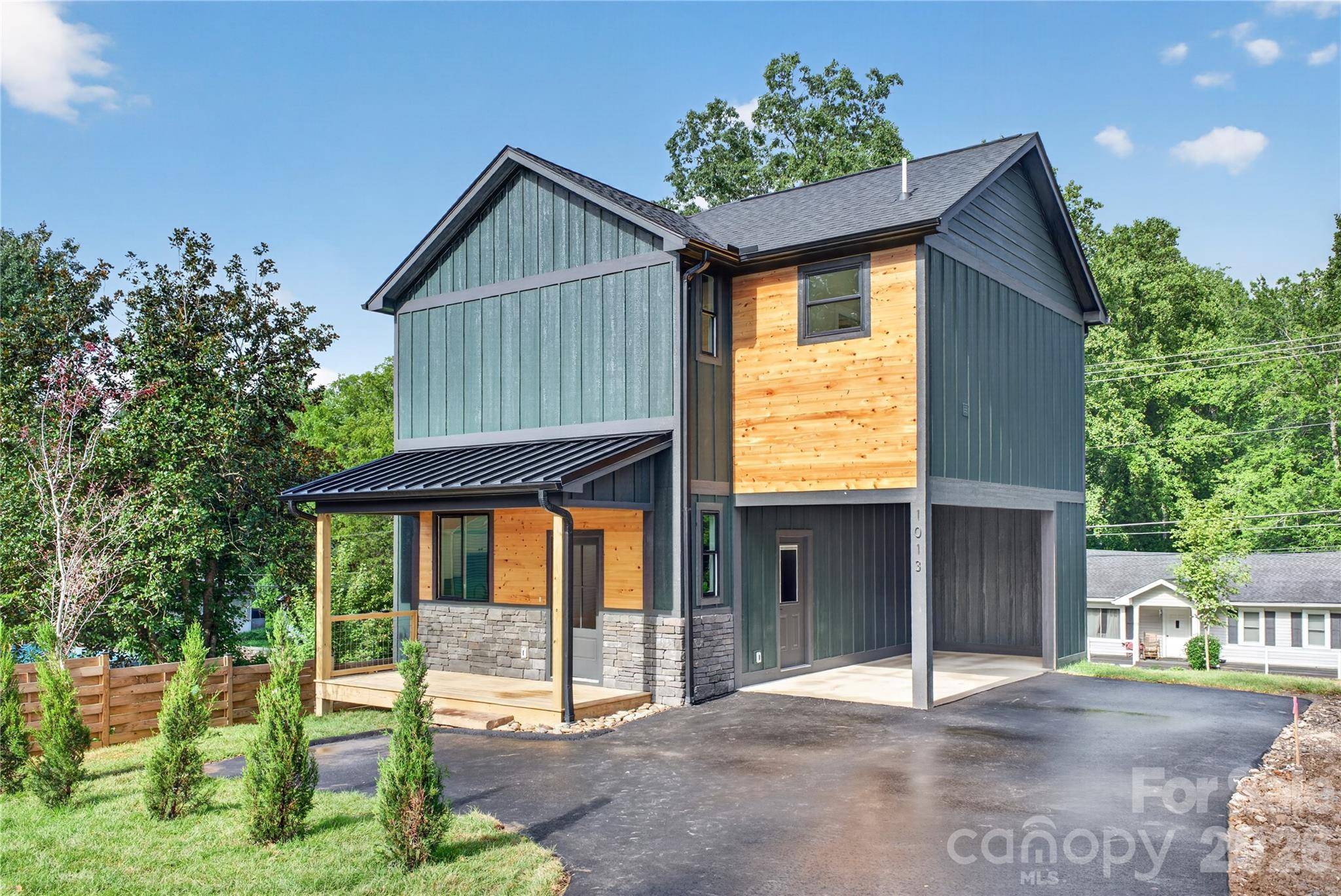 1013 Fassifern CT, Hendersonville, NC 28791