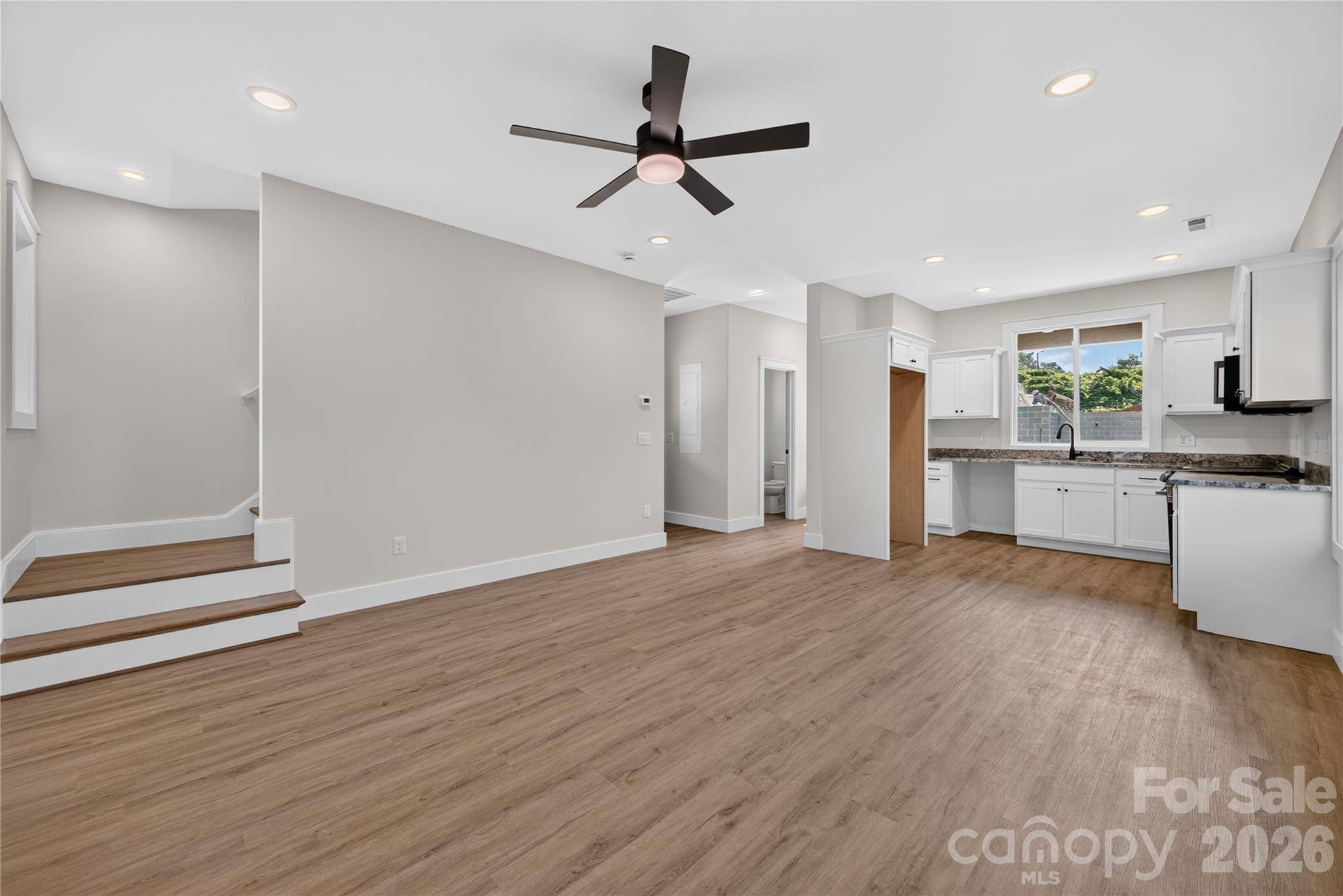 1013 Fassifern CT, Hendersonville, NC 28791