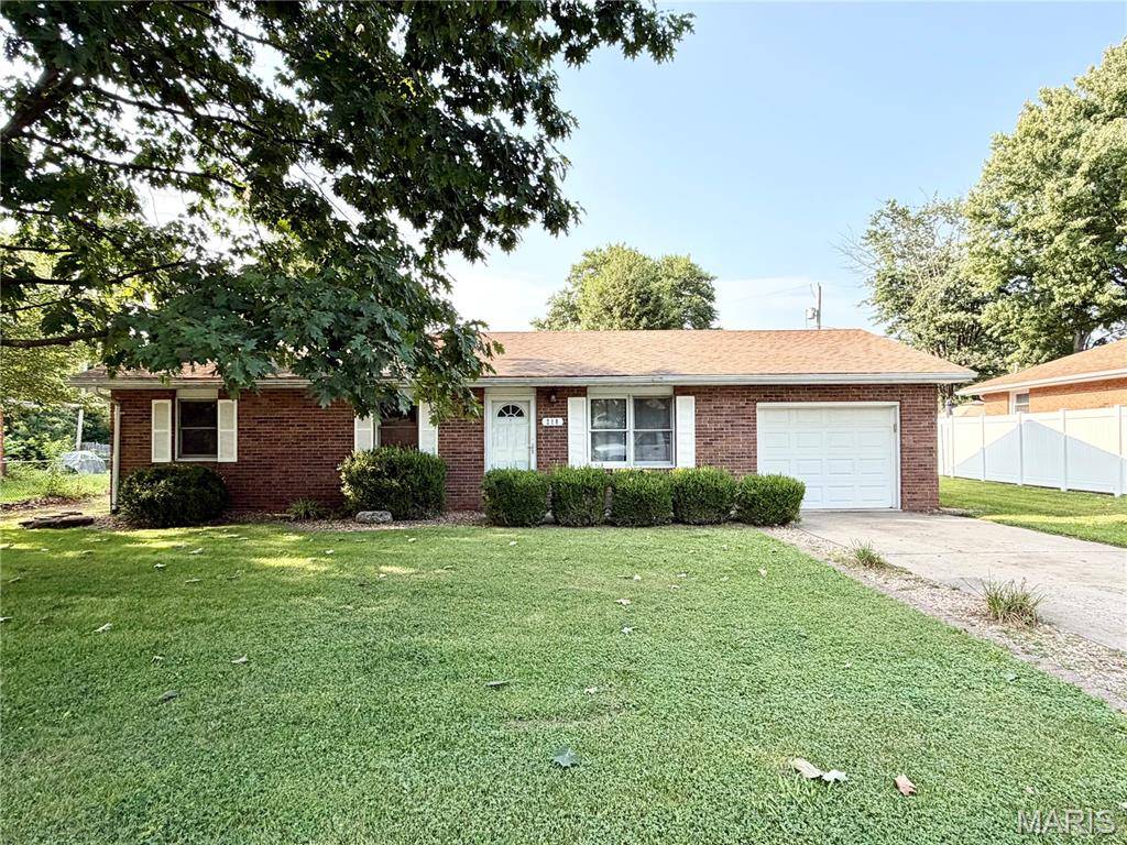 218 Pinewood, Godfrey, IL 62035