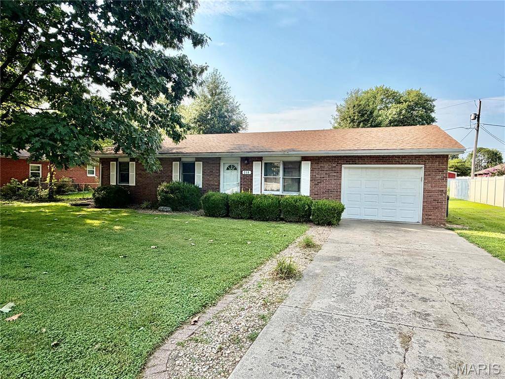 218 Pinewood, Godfrey, IL 62035