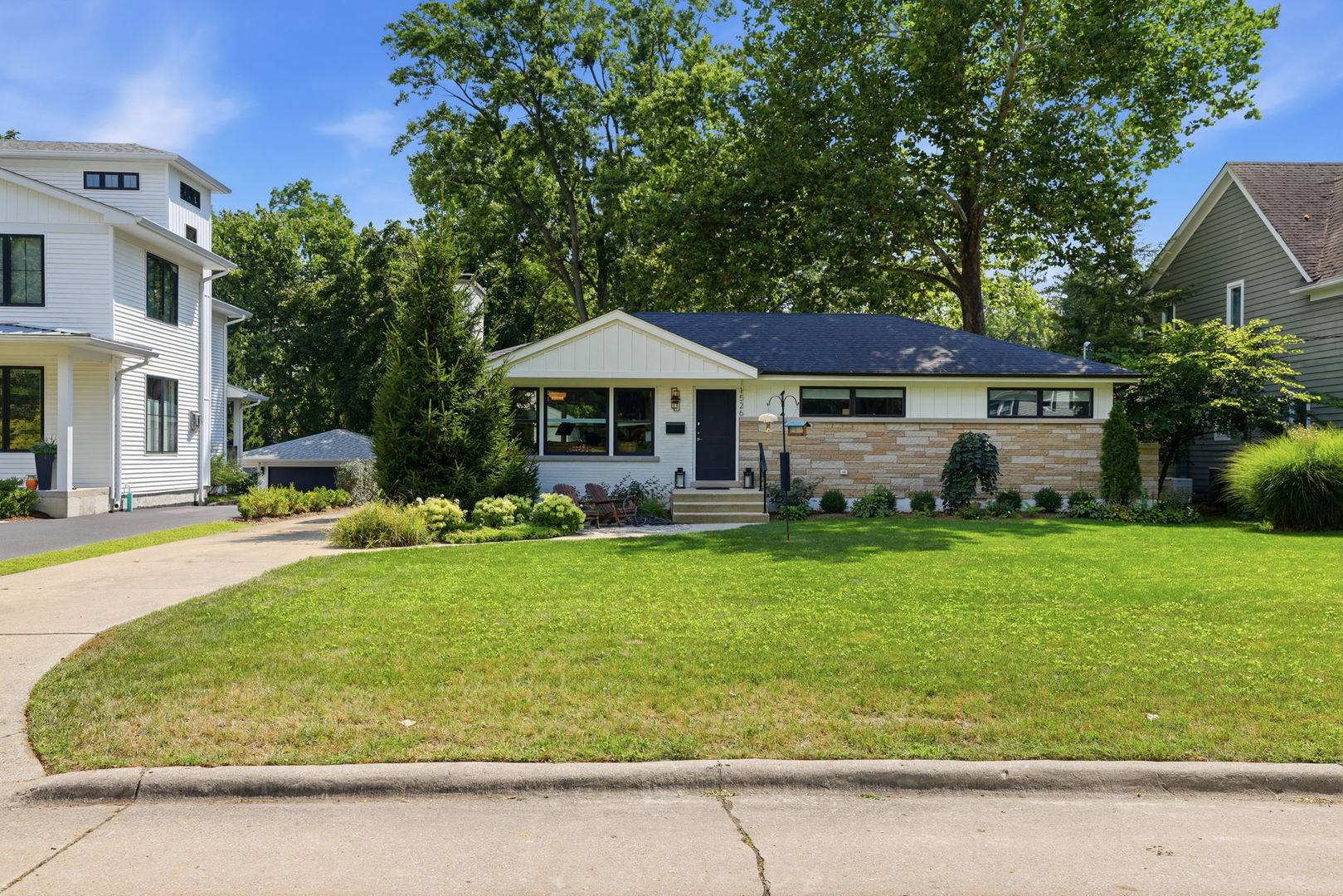 1526 E Forest AVE, Wheaton, IL 60187