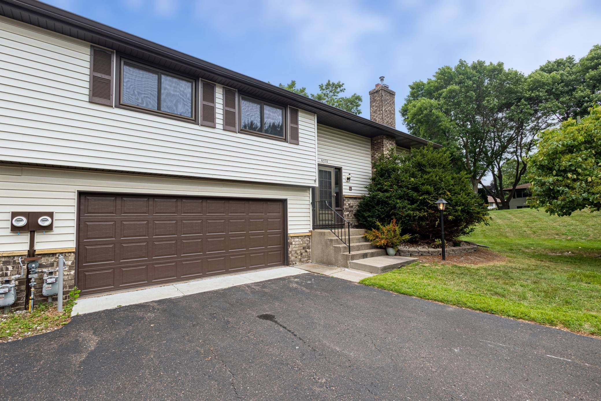 6570 Upper 35th ST N, Oakdale, MN 55128