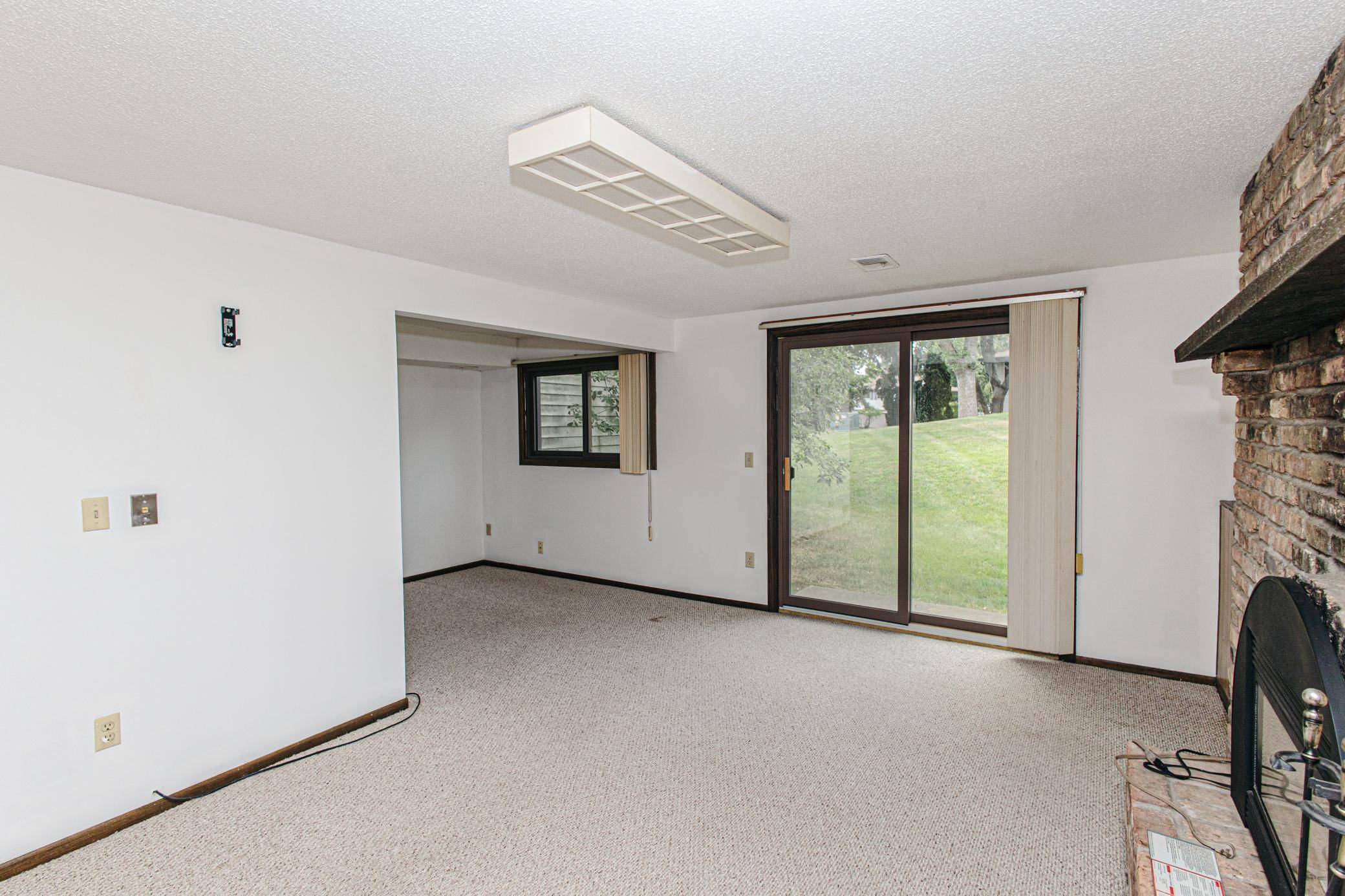 6570 Upper 35th ST N, Oakdale, MN 55128