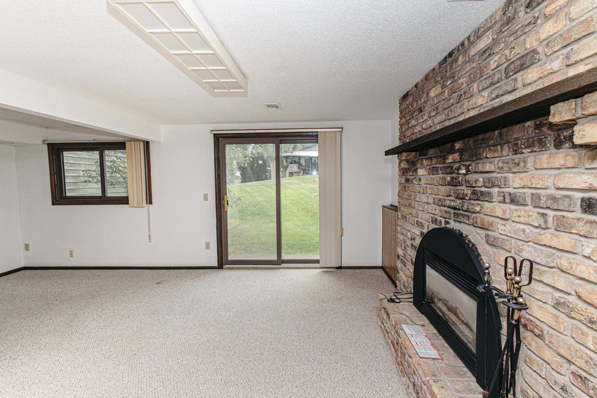 6570 Upper 35th ST N, Oakdale, MN 55128