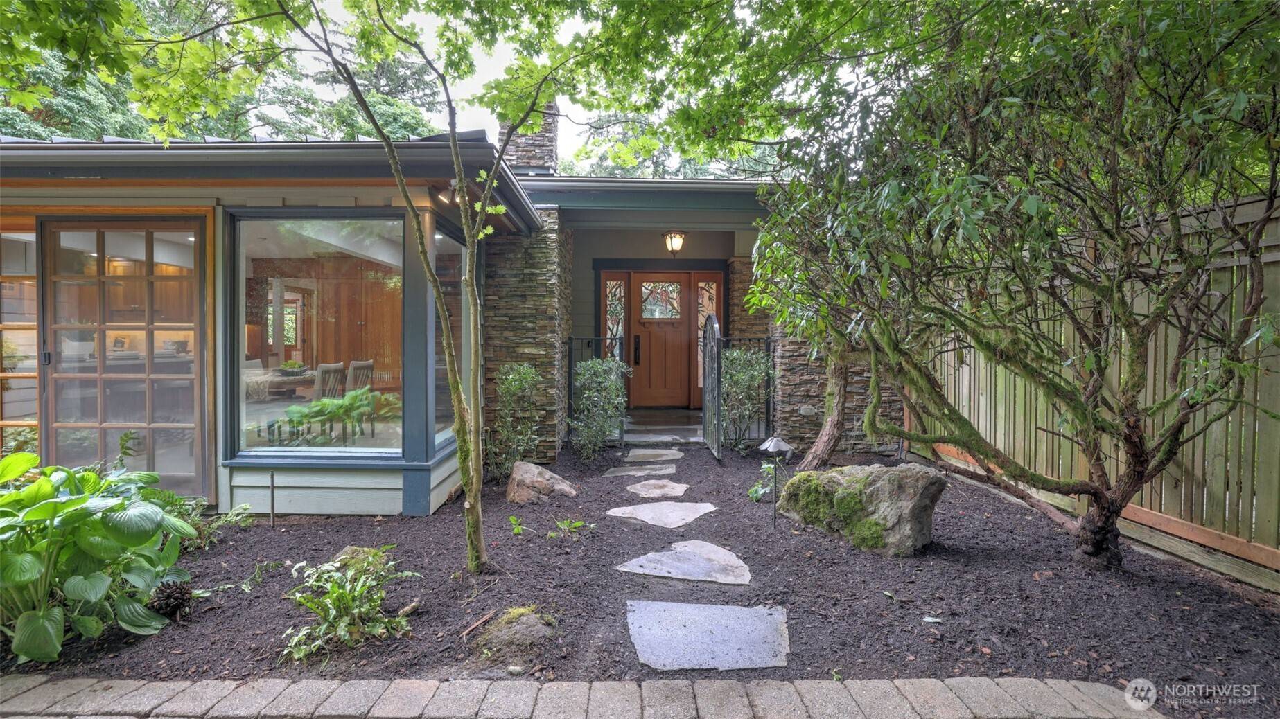 10555 SE 28th ST, Beaux Arts, WA 98004