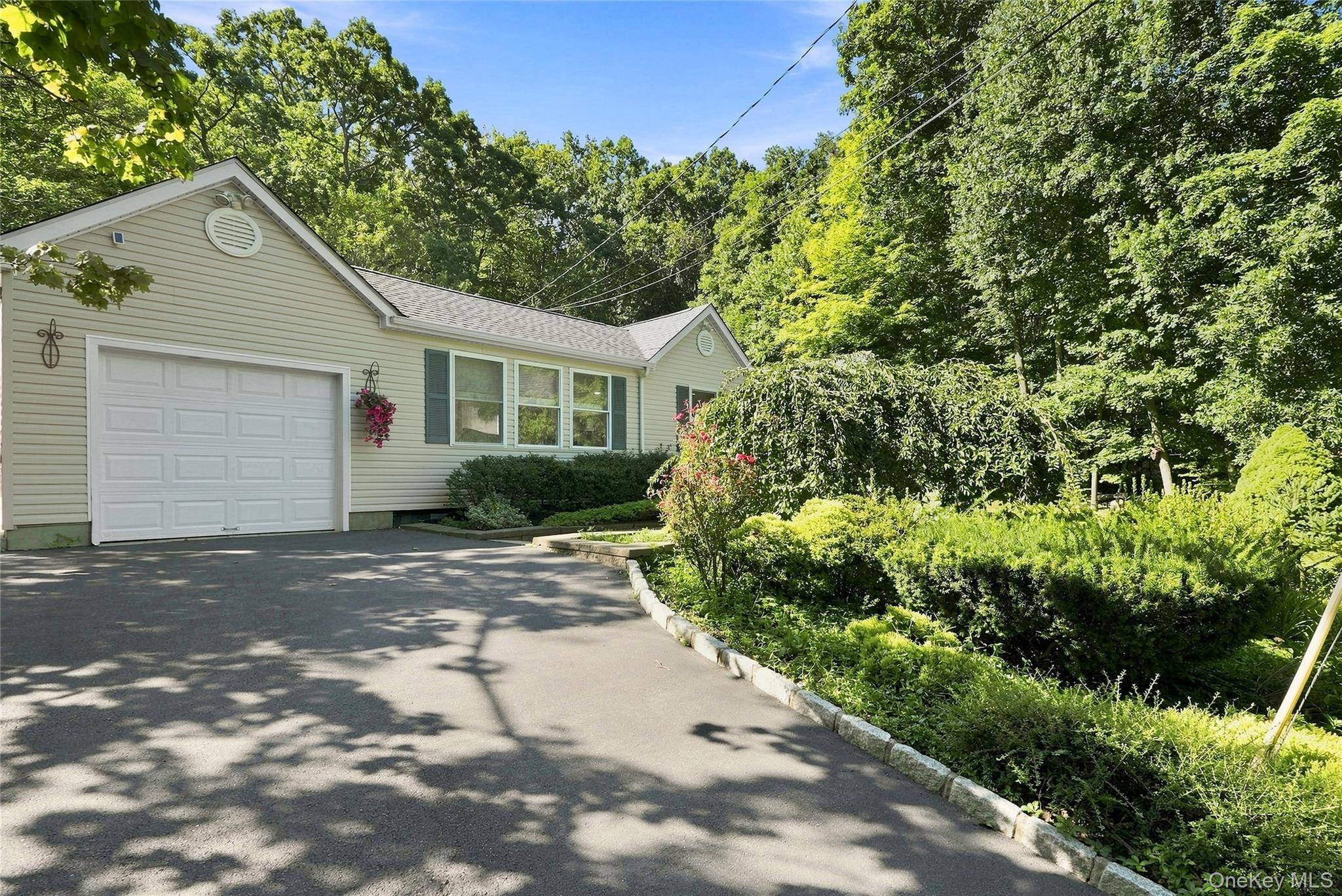 5 Mountain DR, Mahopac, NY 10541