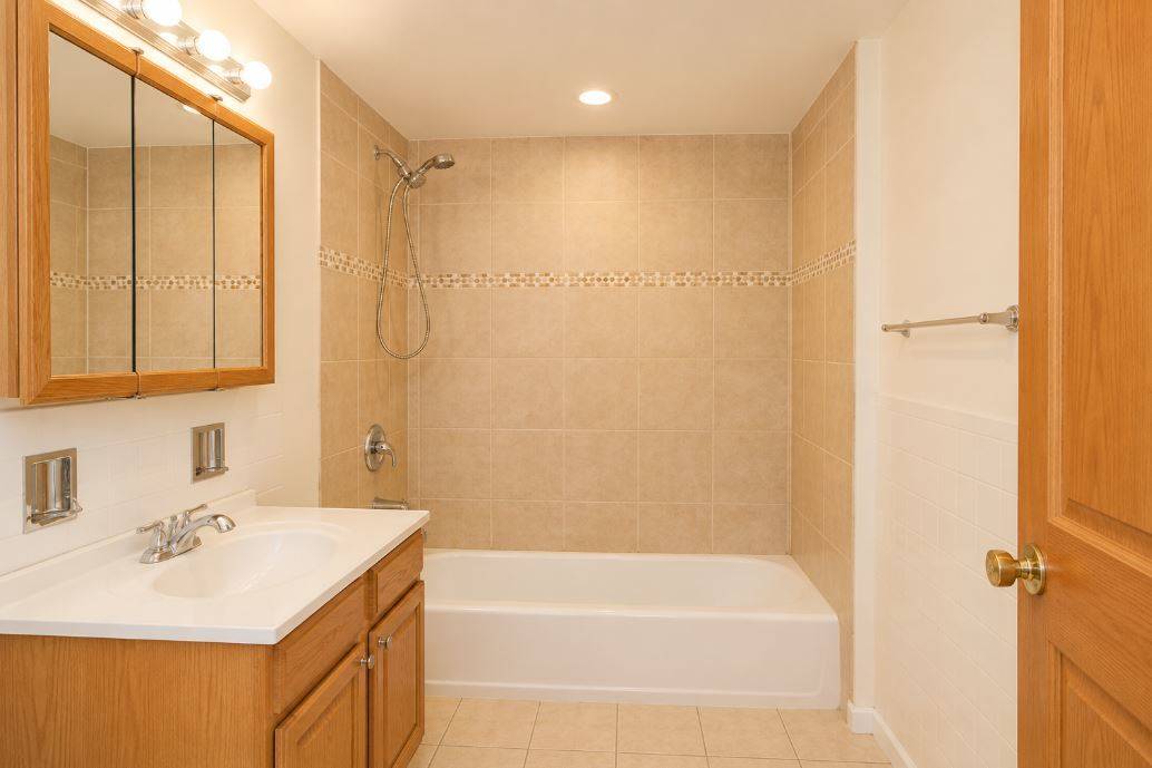 2411 W Fargo AVE #202, Chicago, IL 60645
