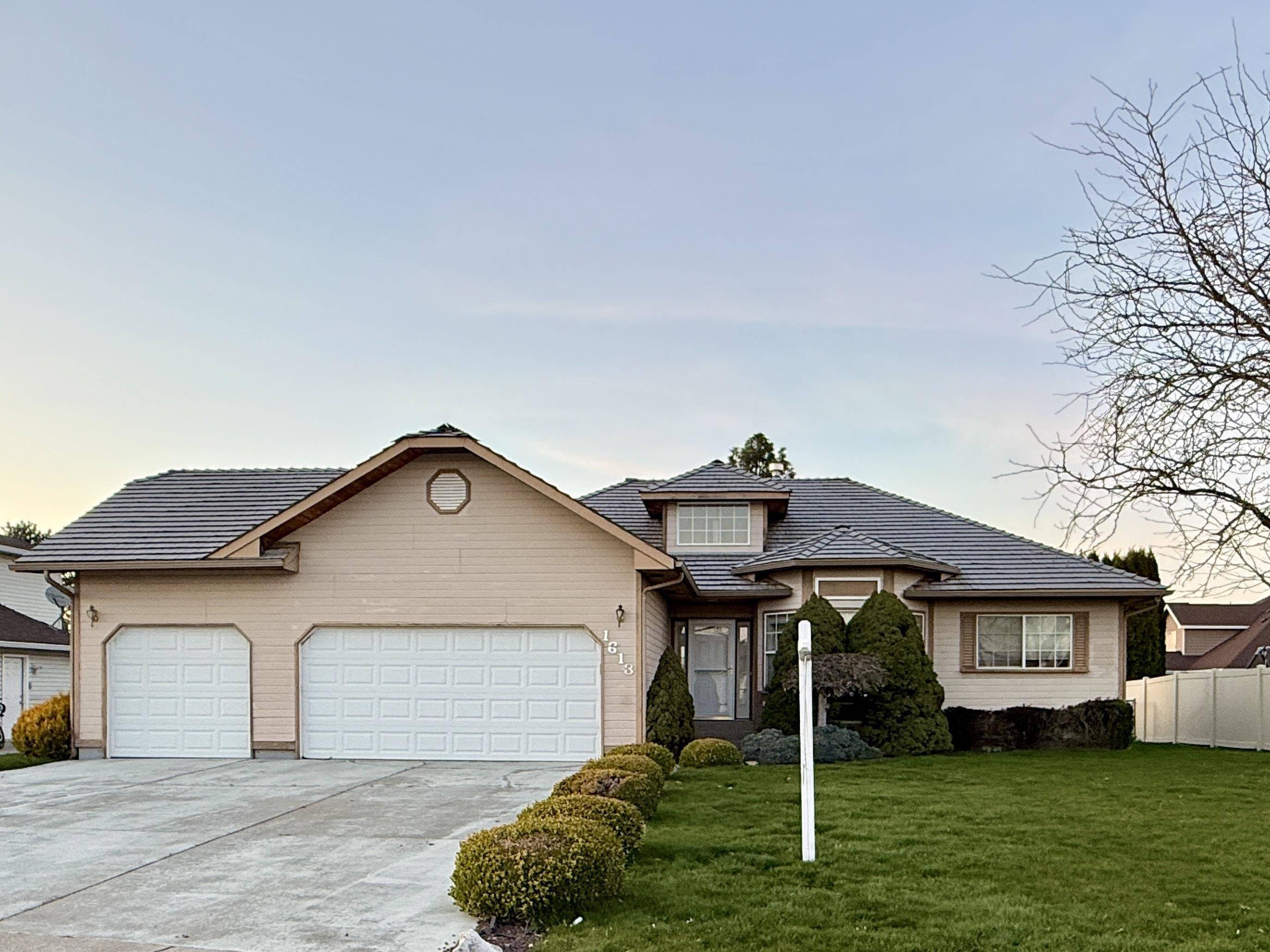1613 E 6th St, Deer Park, WA 99006