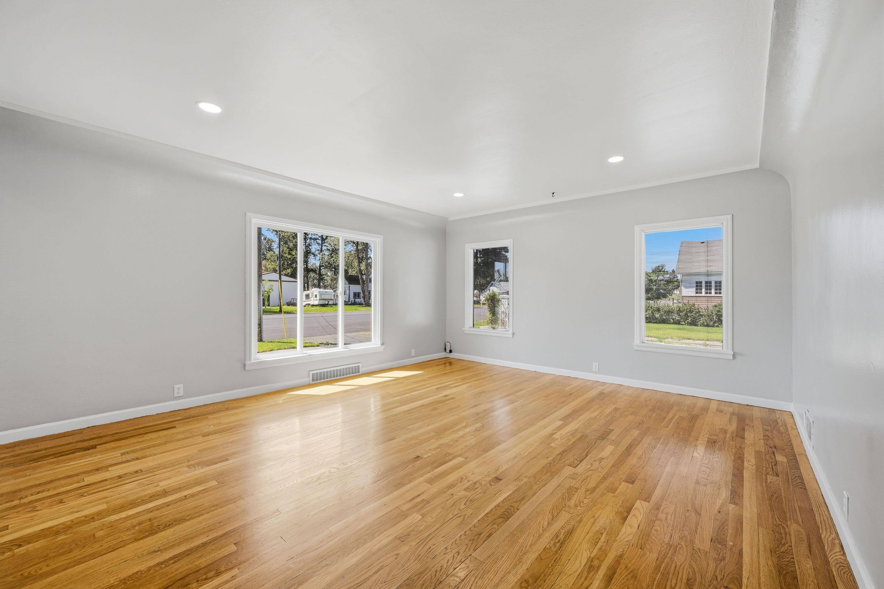 306 W Steptoe Ave, Oakesdale, WA 99158