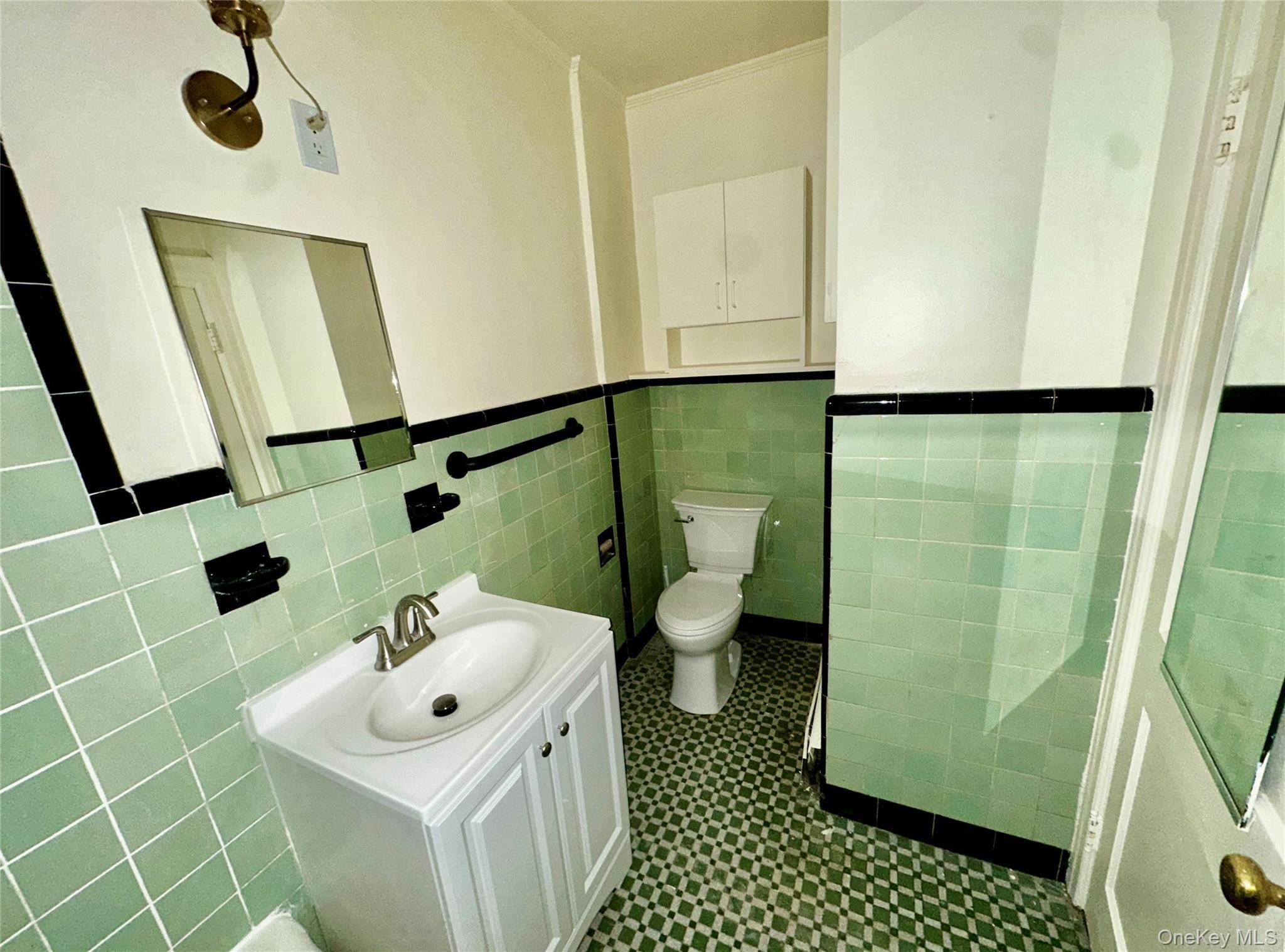 918 Hempstead TPKE #6, Franklin Square, NY 11010