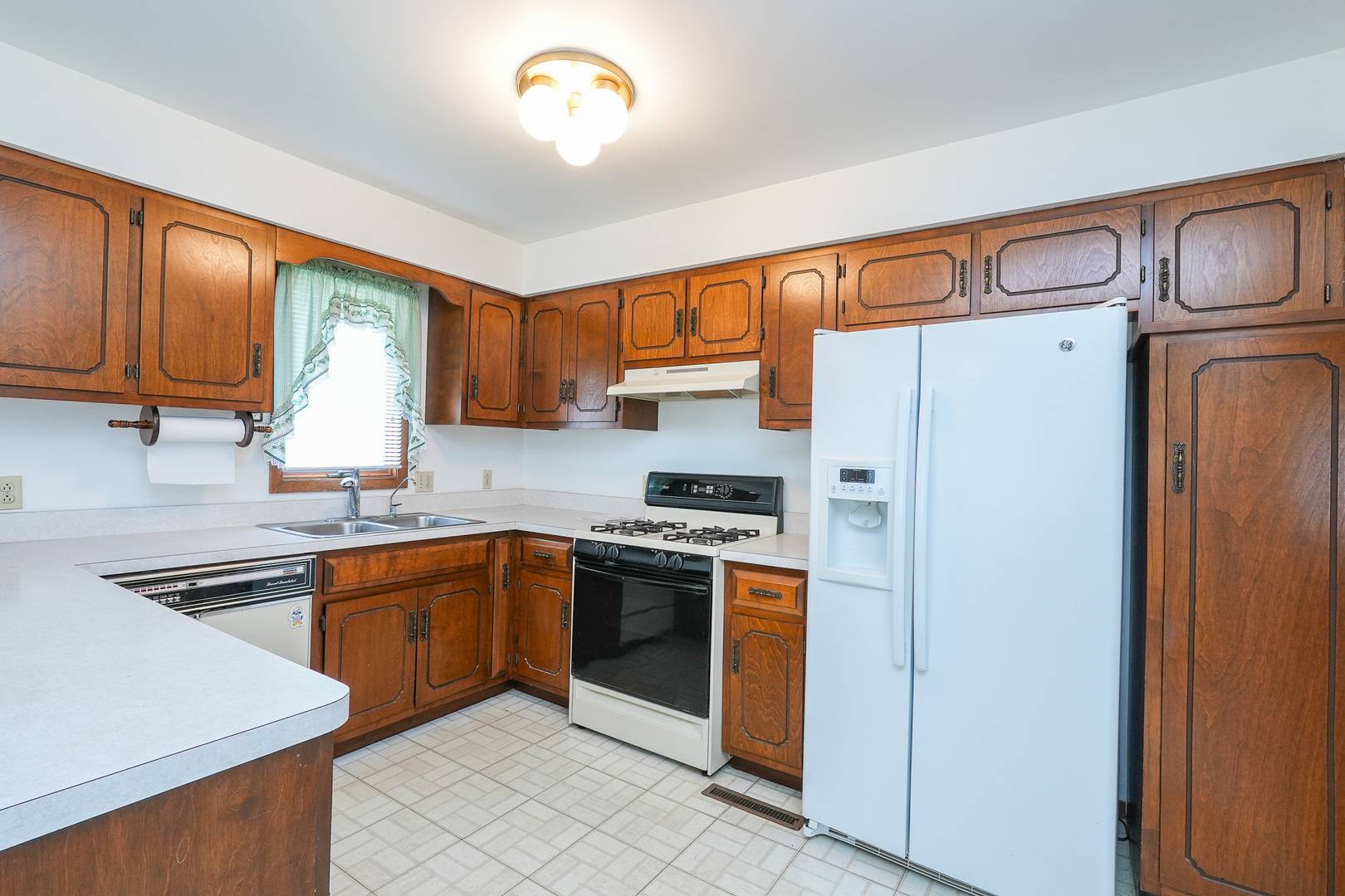 521 Hawthorne LN, Peotone, IL 60468