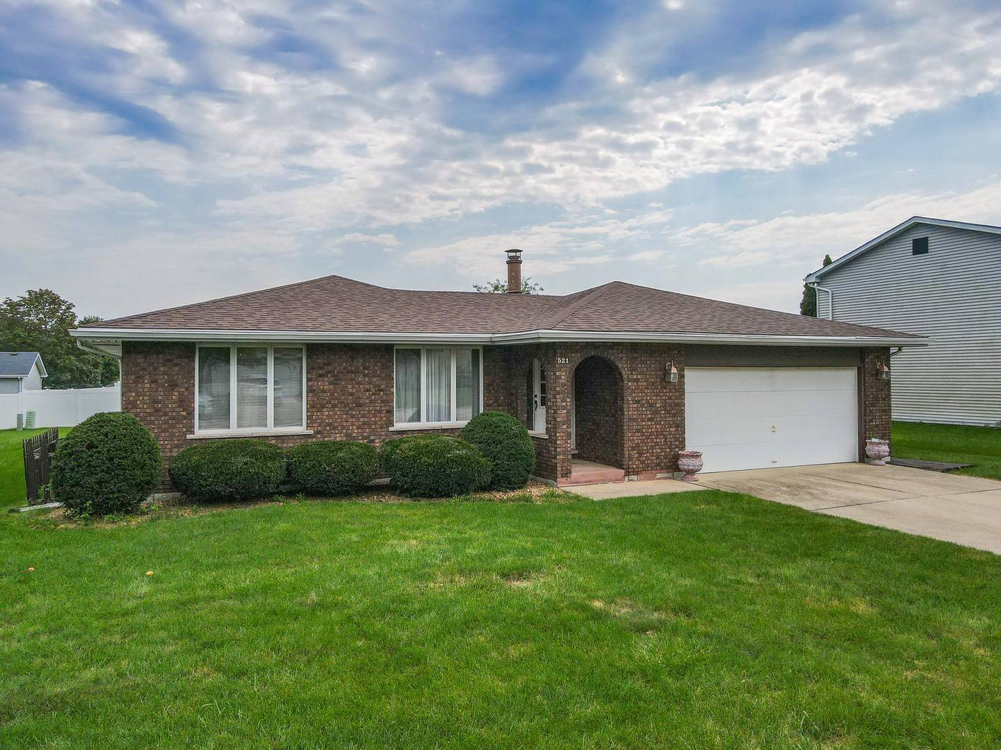 521 Hawthorne LN, Peotone, IL 60468