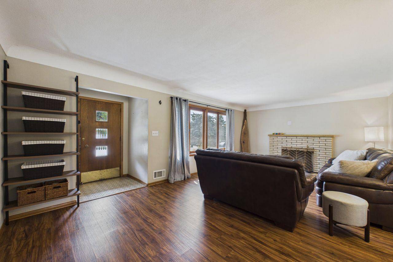 2085 Rosewood LN S, Roseville, MN 55113