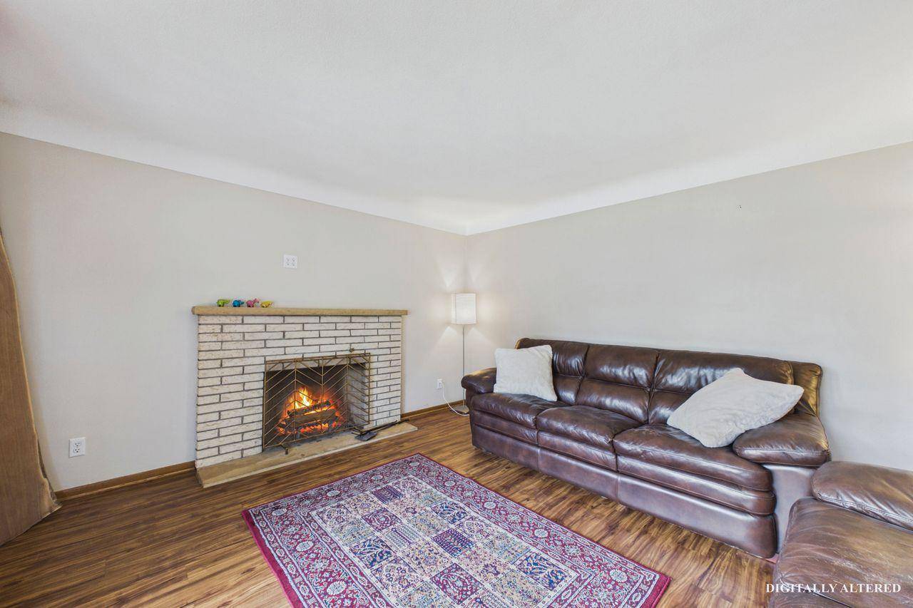 2085 Rosewood LN S, Roseville, MN 55113