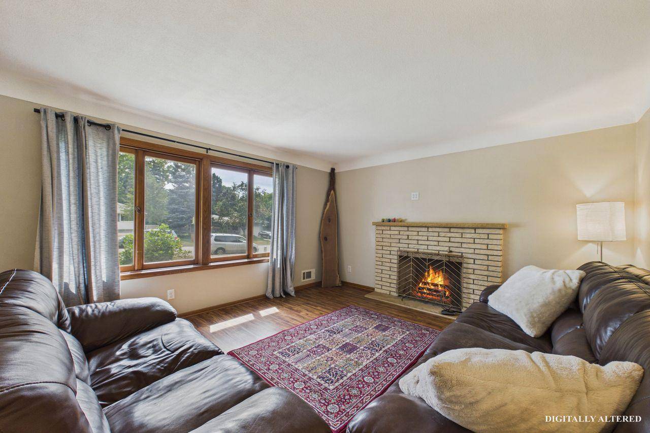 2085 Rosewood LN S, Roseville, MN 55113