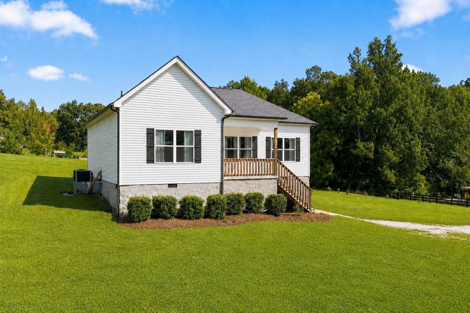 865 Hafner Rd, Charlotte, TN 37036